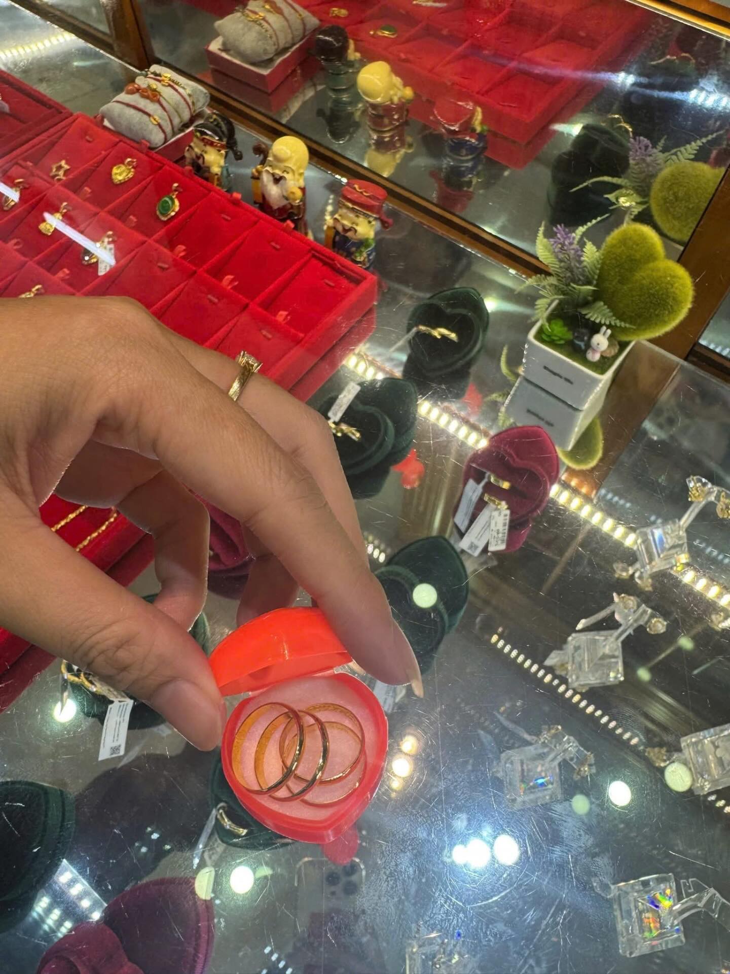 Bạn mừng cưới 1 chỉ v&agrave;ng năm 2015, giờ gi&aacute; tăng gấp 3 m&agrave; bạn cưới, t&ocirc;i mừng lại bao nhi&ecirc;u th&igrave; giữ được mối quan hệ?- Ảnh 3.