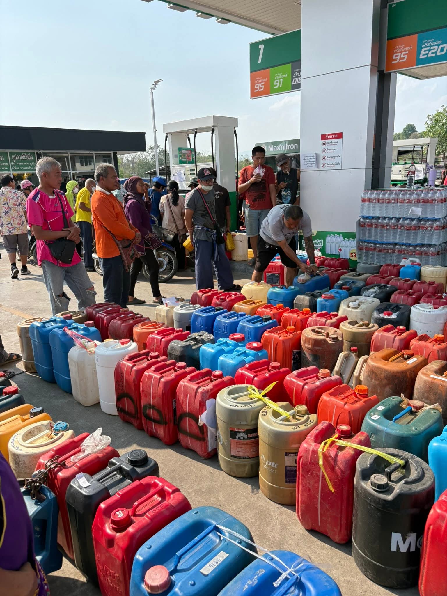 Bức ảnh chụp tại một trạm xăng khiến mọi người b&agrave;n t&aacute;n x&ocirc;n xao- Ảnh 4.