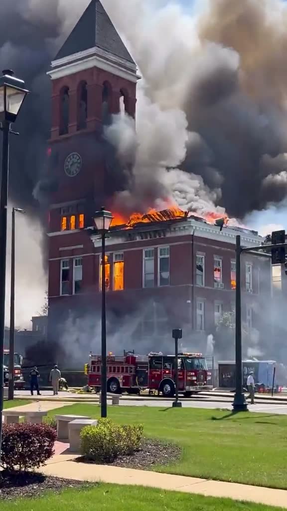 Sự cố ch&aacute;y nổ dồn dập tại Mỹ: Nh&agrave; m&aacute;y lọc dầu ph&aacute;t nổ, kh&oacute;i đen đặc bao tr&ugrave;m; t&ograve;a &aacute;n 130 năm tuổi bốc ch&aacute;y- Ảnh 6.