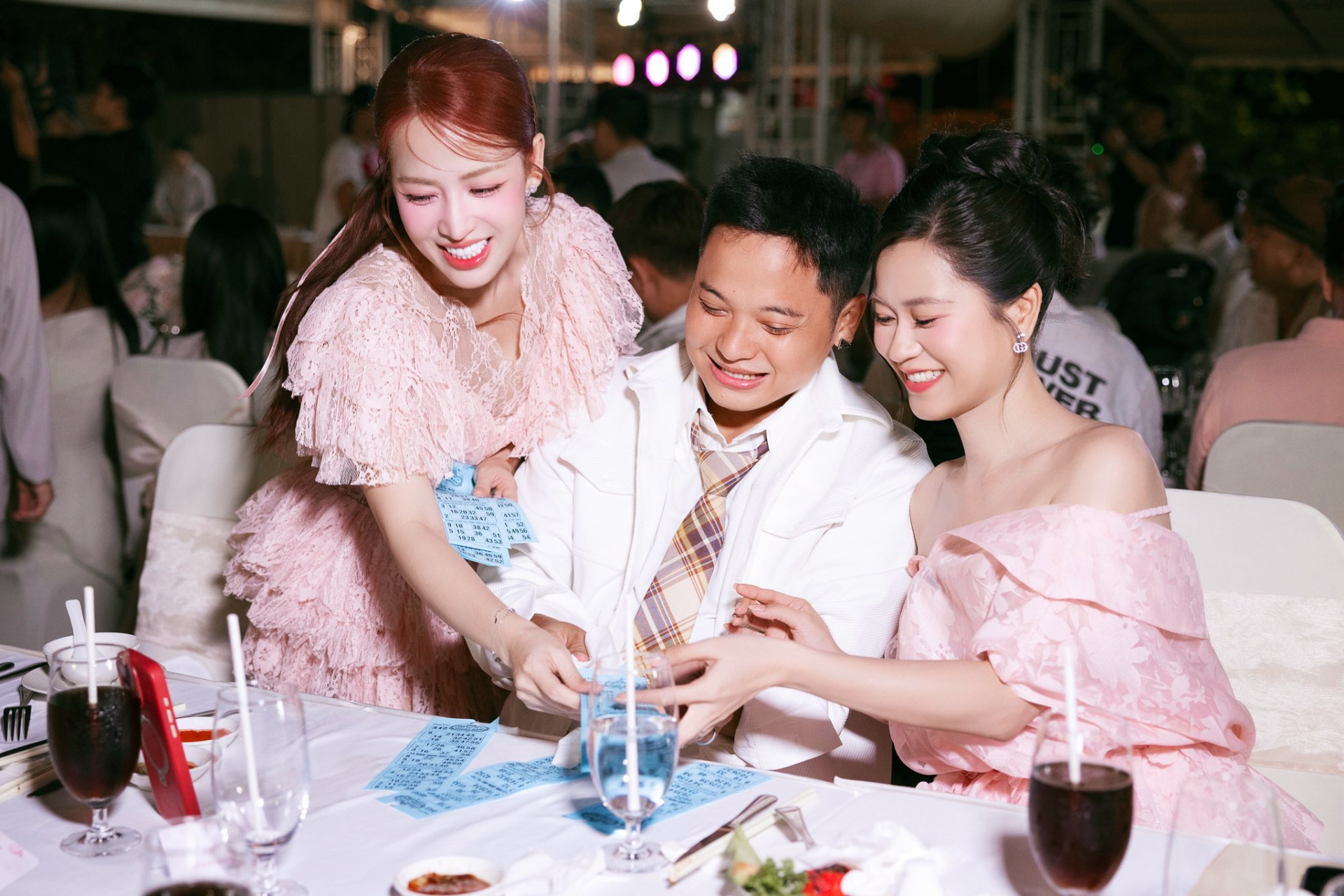 Nhan sắc "ph&aacute;t s&aacute;ng" l&agrave; điều khiến L&acirc;m Vỹ Dạ nhận c&uacute; lườm ch&aacute;y m&aacute;y khi dự tiệc?- Ảnh 6.