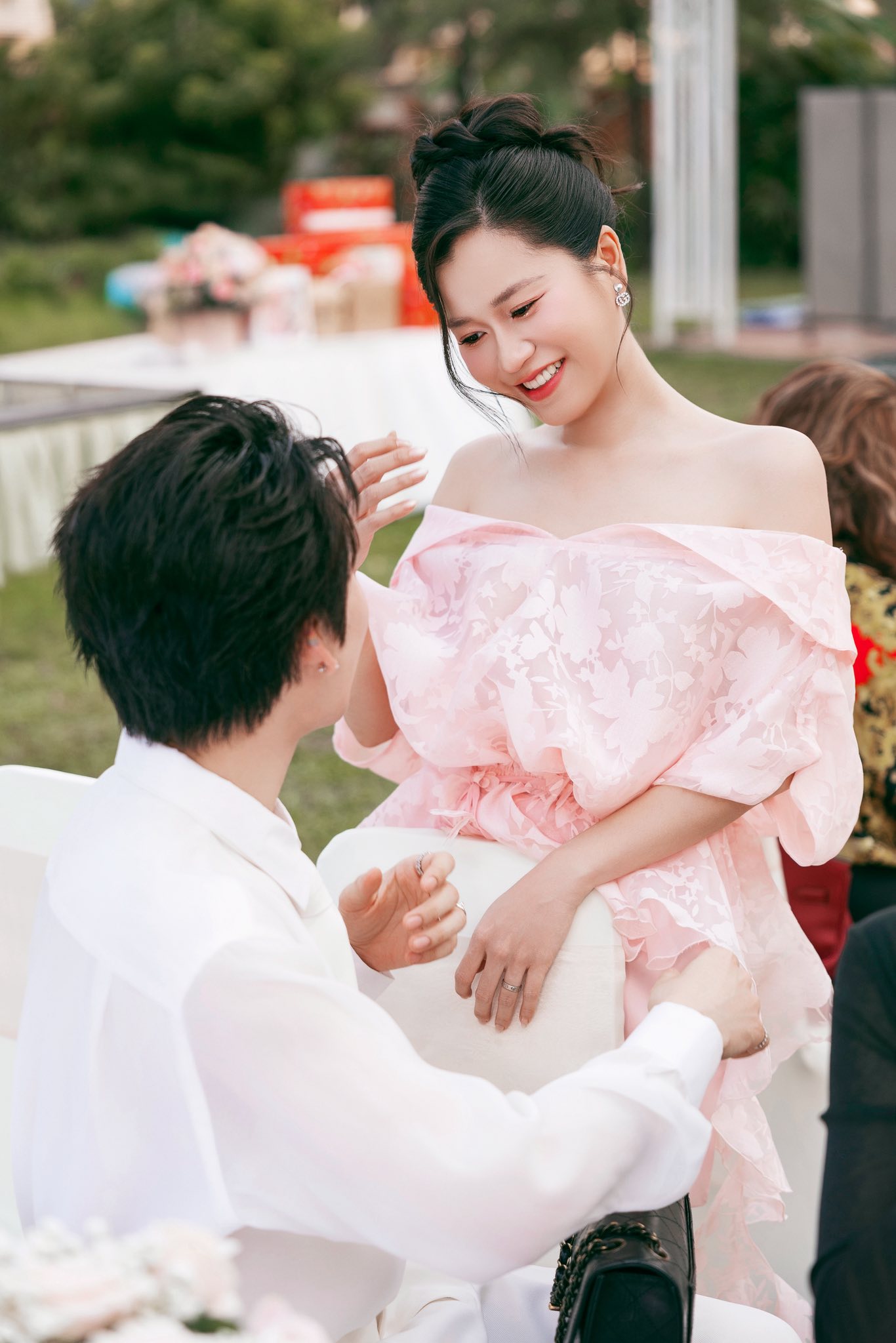 Nhan sắc "ph&aacute;t s&aacute;ng" l&agrave; điều khiến L&acirc;m Vỹ Dạ nhận c&uacute; lườm ch&aacute;y m&aacute;y khi dự tiệc?- Ảnh 4.