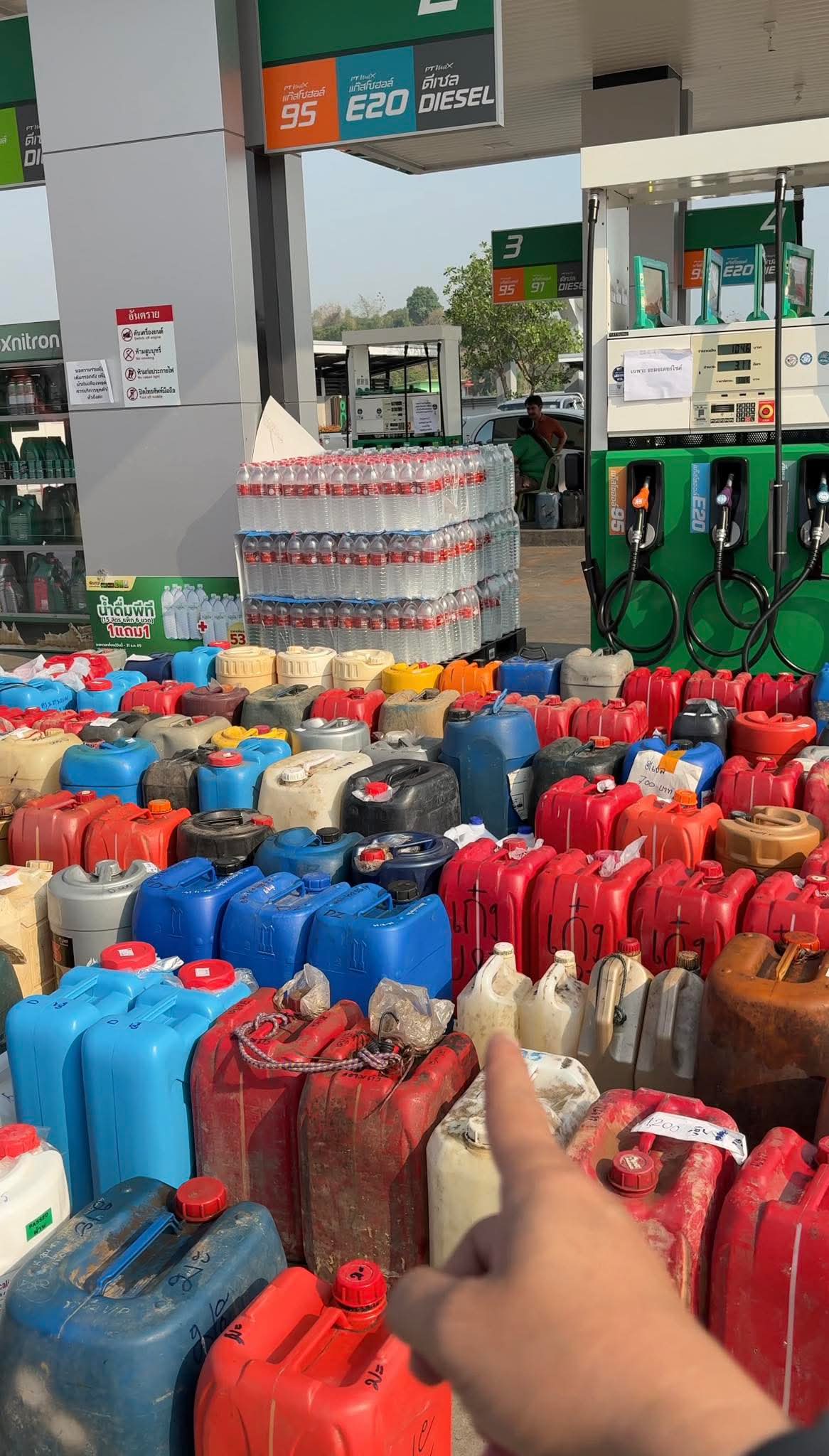 Bức ảnh chụp tại một trạm xăng khiến mọi người b&agrave;n t&aacute;n x&ocirc;n xao- Ảnh 1.