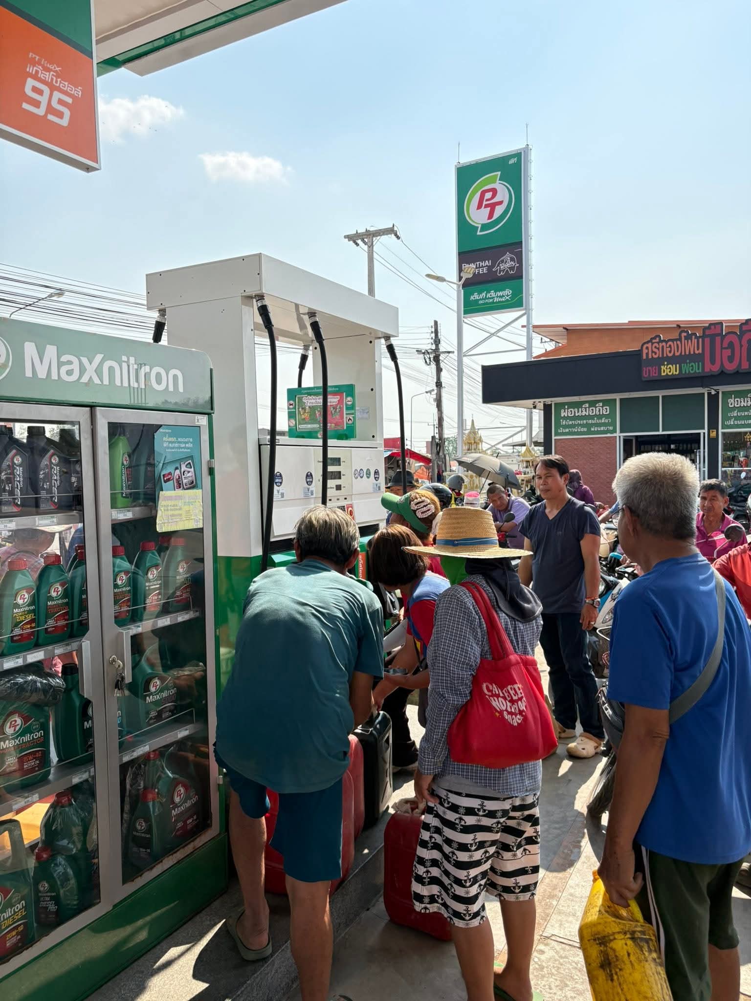 Bức ảnh chụp tại một trạm xăng khiến mọi người b&agrave;n t&aacute;n x&ocirc;n xao- Ảnh 2.