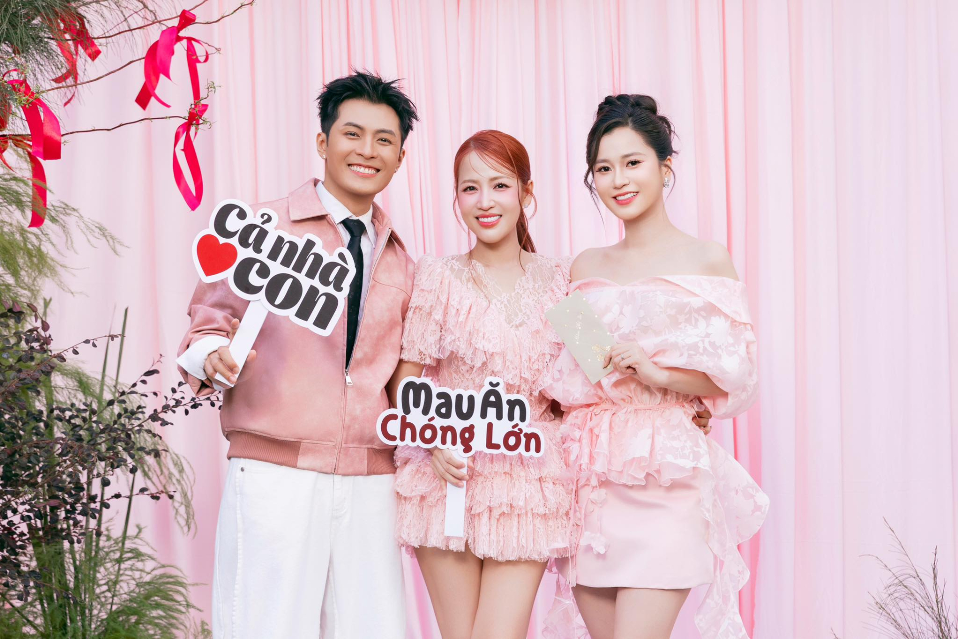 Nhan sắc "ph&aacute;t s&aacute;ng" l&agrave; điều khiến L&acirc;m Vỹ Dạ nhận c&uacute; lườm ch&aacute;y m&aacute;y khi dự tiệc?- Ảnh 1.