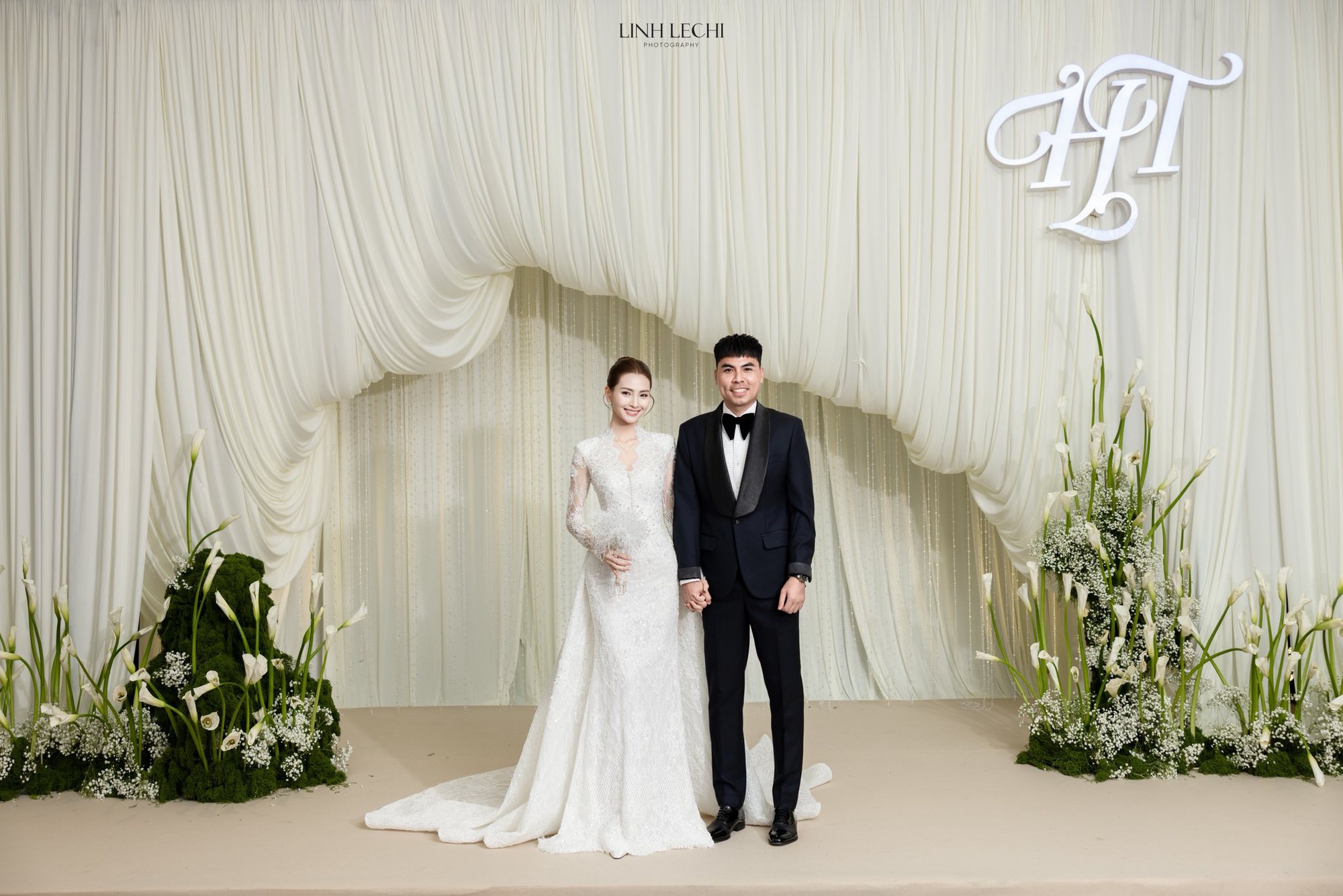 Ảnh n&eacute;t căng kh&eacute;p lại đ&aacute;m cưới Đức Huy - MC M&ugrave; Tạt, c&ocirc; d&acirc;u đẹp đỉnh, x&uacute;c động nhất l&agrave; qu&agrave; tưởng nhớ người cha đ&atilde; mất- Ảnh 1.