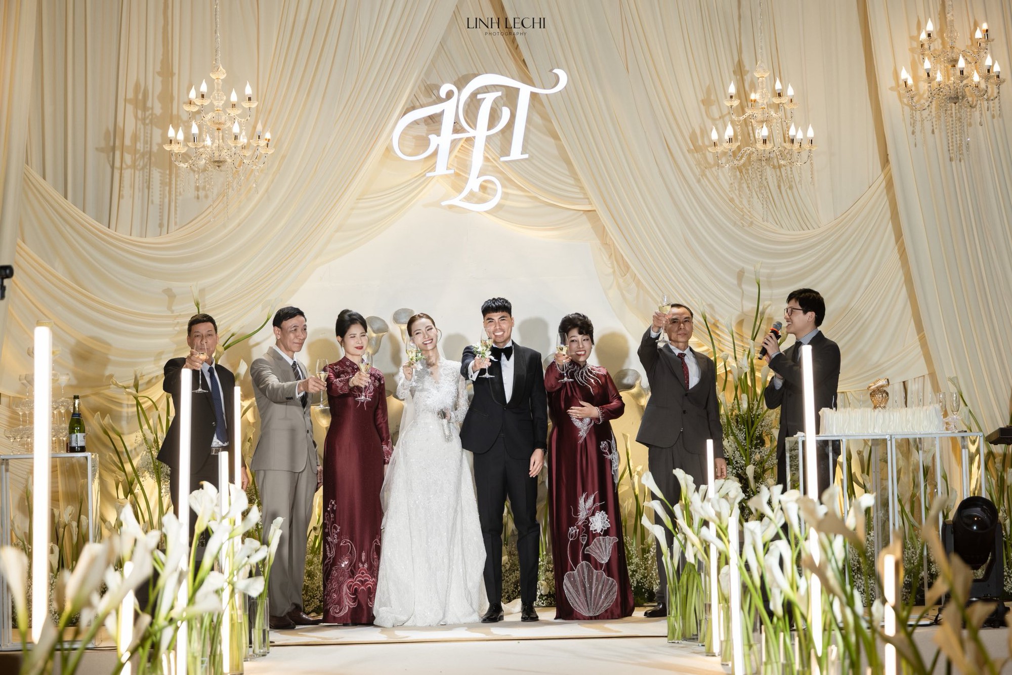 Ảnh n&eacute;t căng kh&eacute;p lại đ&aacute;m cưới Đức Huy - MC M&ugrave; Tạt, c&ocirc; d&acirc;u đẹp đỉnh, x&uacute;c động nhất l&agrave; qu&agrave; tưởng nhớ người cha đ&atilde; mất- Ảnh 12.