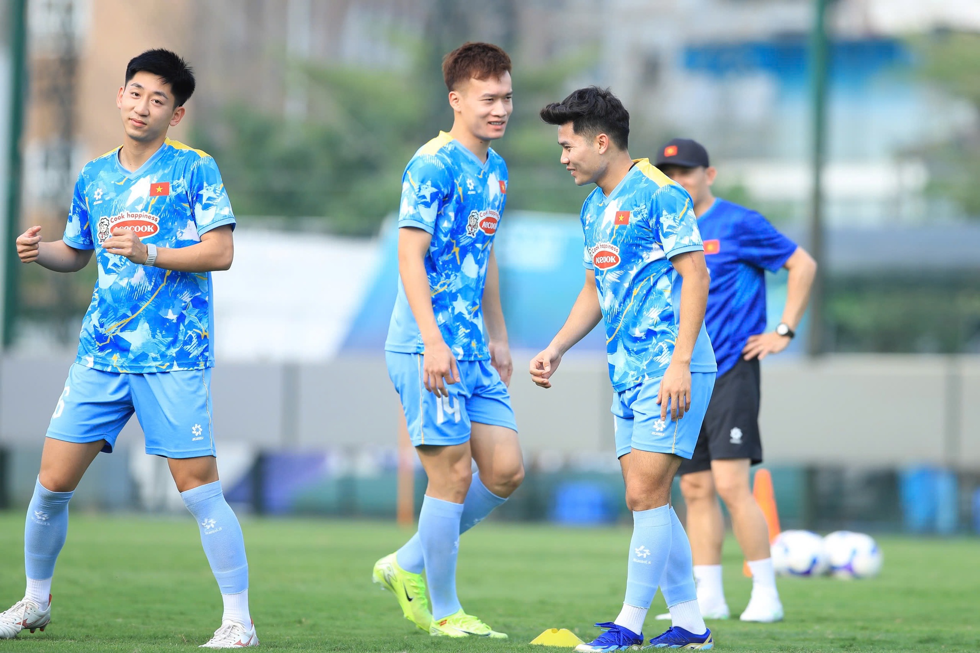 Soi biểu cảm của Văn Hậu ng&agrave;y trở lại tuyển Việt Nam: Visual bố bỉm cực bảnh, tương t&aacute;c với đồng đội g&acirc;y ch&uacute; &yacute;- Ảnh 14.