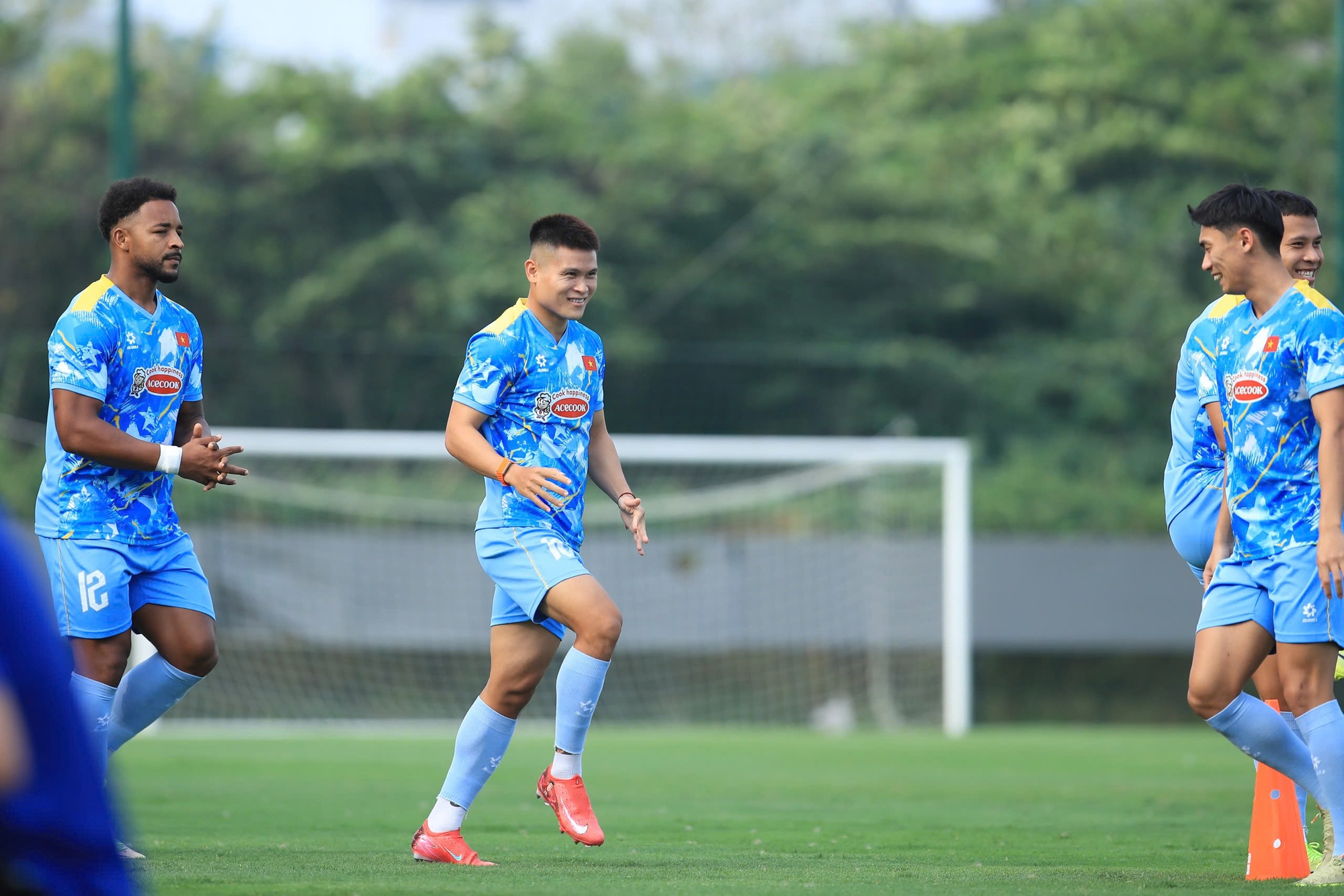 Soi biểu cảm của Văn Hậu ng&agrave;y trở lại tuyển Việt Nam: Visual bố bỉm cực bảnh, tương t&aacute;c với đồng đội g&acirc;y ch&uacute; &yacute;- Ảnh 17.