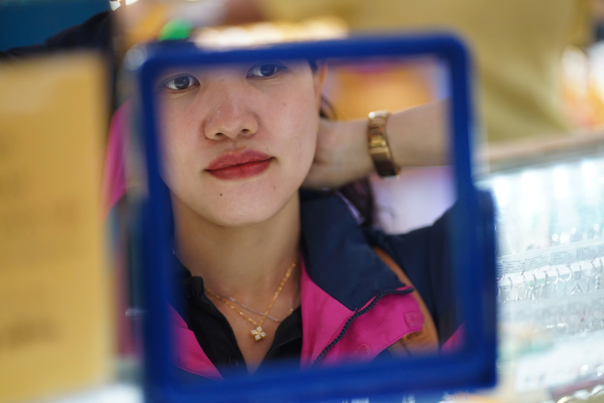 CLIP: Tranh thủ giờ nghỉ, d&acirc;n văn ph&ograve;ng TP.HCM chạy đi mua v&agrave;ng đeo cho đẹp, c&oacute; người lỗ nhanh 1,1 triệu vẫn mua tiếp- Ảnh 5.