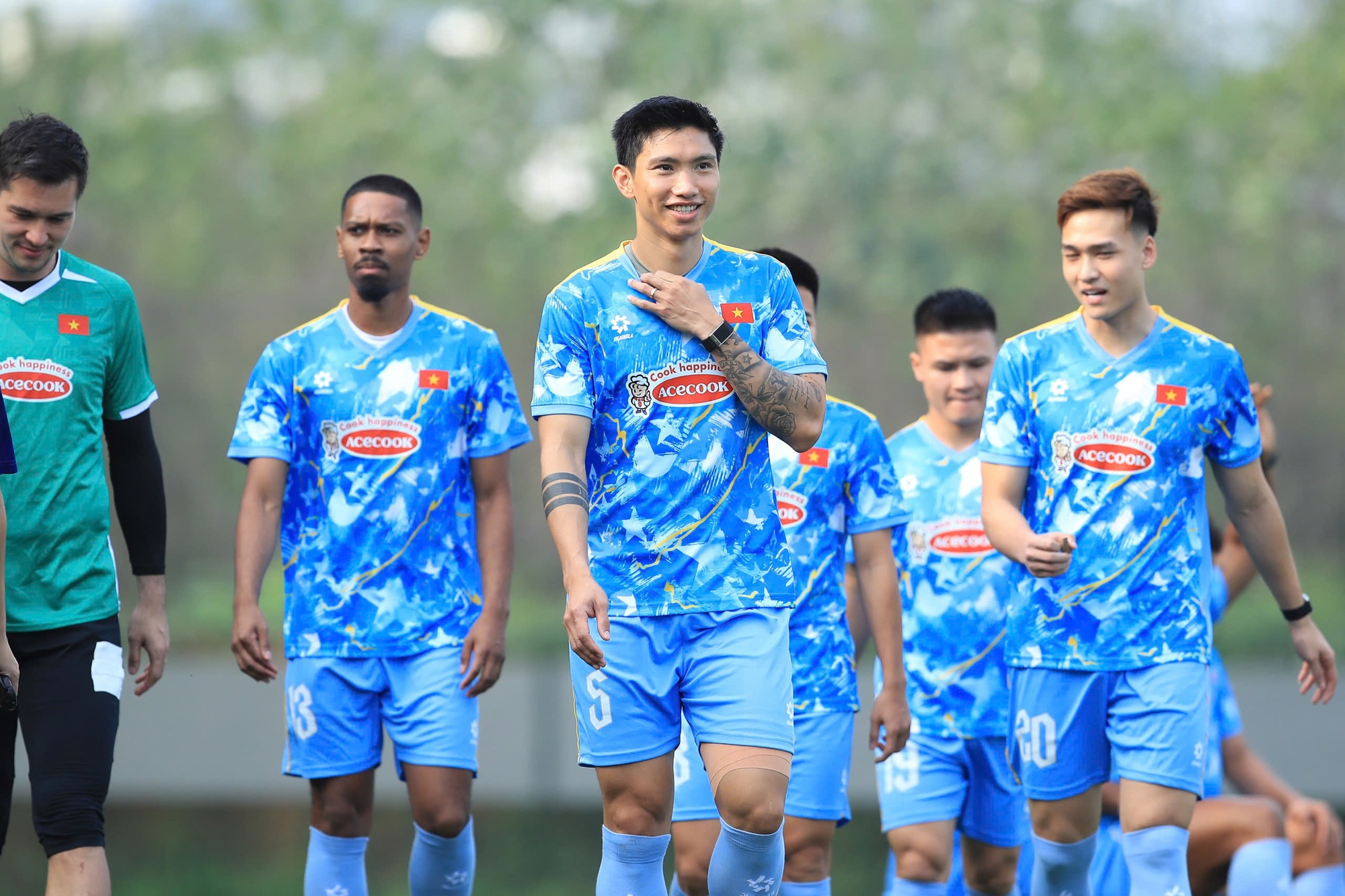 Soi biểu cảm của Văn Hậu ng&agrave;y trở lại tuyển Việt Nam: Visual bố bỉm cực bảnh, tương t&aacute;c với đồng đội g&acirc;y ch&uacute; &yacute;- Ảnh 7.