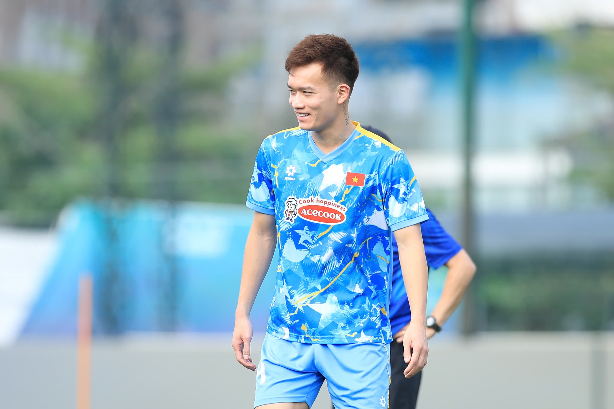 Soi biểu cảm của Văn Hậu ng&agrave;y trở lại tuyển Việt Nam: Visual bố bỉm cực bảnh, tương t&aacute;c với đồng đội g&acirc;y ch&uacute; &yacute;- Ảnh 15.