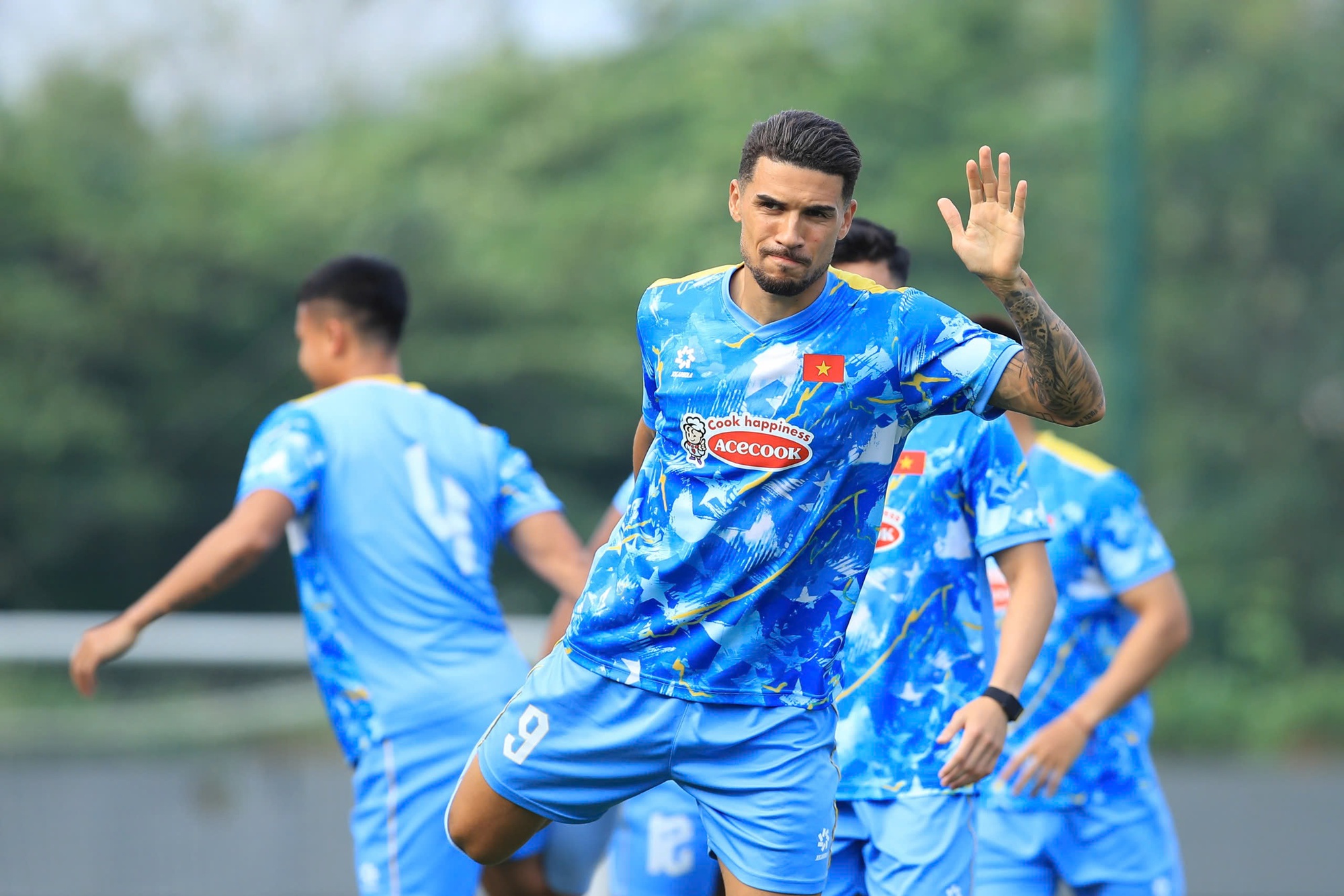 Soi biểu cảm của Văn Hậu ng&agrave;y trở lại tuyển Việt Nam: Visual bố bỉm cực bảnh, tương t&aacute;c với đồng đội g&acirc;y ch&uacute; &yacute;- Ảnh 16.