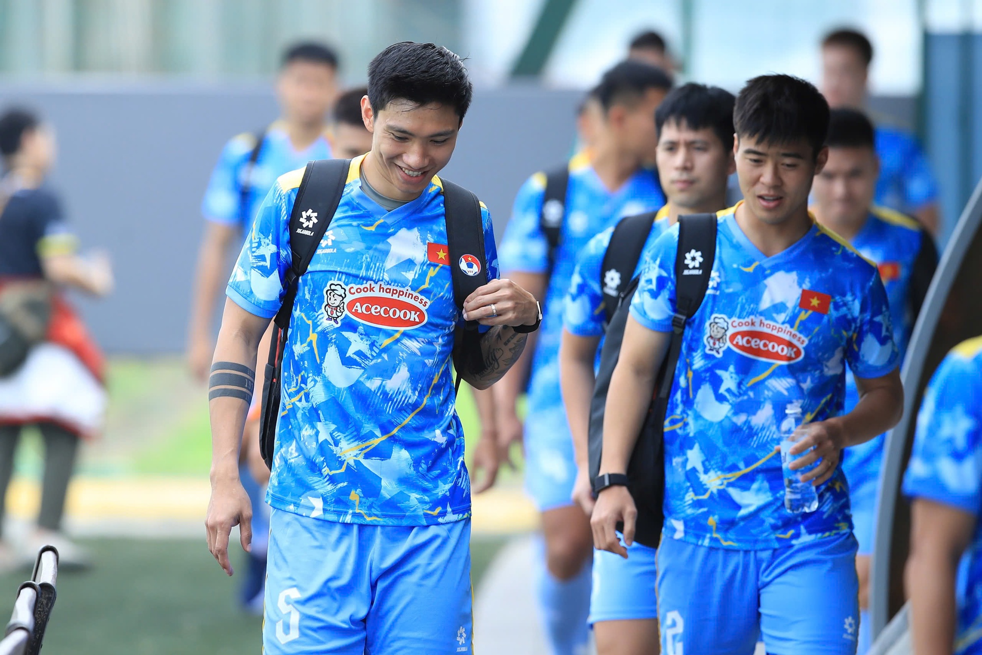 Soi biểu cảm của Văn Hậu ng&agrave;y trở lại tuyển Việt Nam: Visual bố bỉm cực bảnh, tương t&aacute;c với đồng đội g&acirc;y ch&uacute; &yacute;- Ảnh 1.