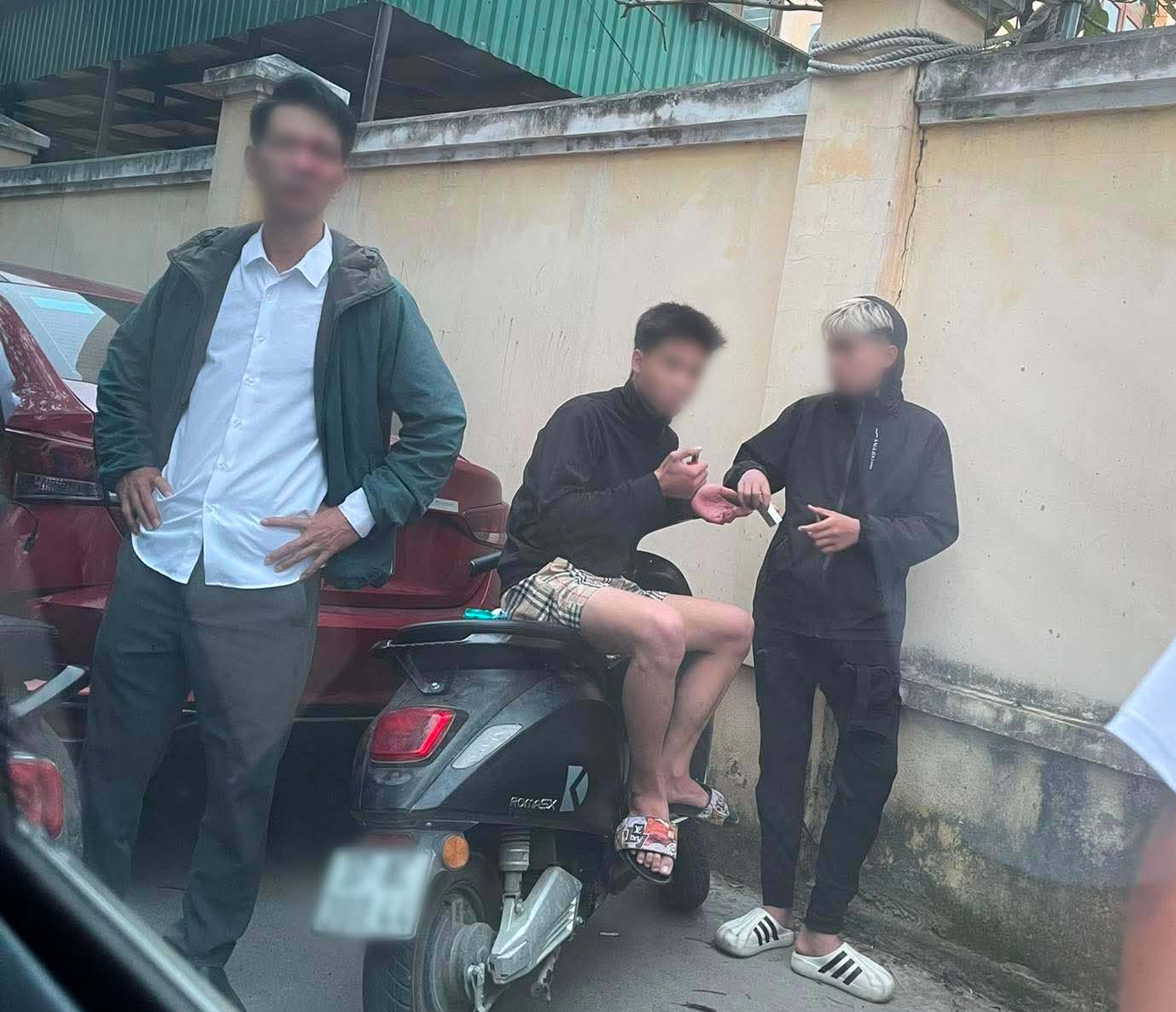 Nam thanh ni&ecirc;n đấm v&agrave;o mặt phụ huynh của bạn g&aacute;i ngay trước cổng trường: Nguồn cơn ph&iacute;a sau khiến nhiều người bất ngờ- Ảnh 1.