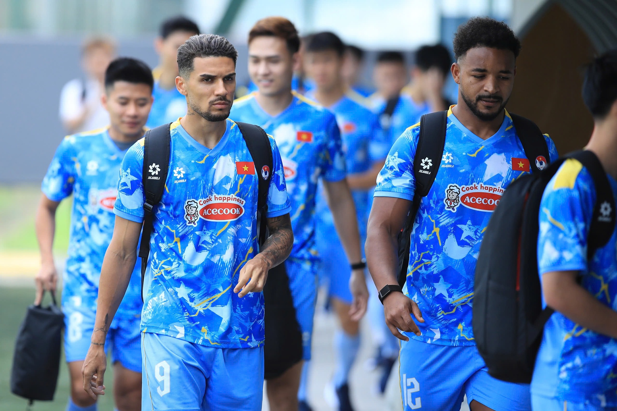 Soi biểu cảm của Văn Hậu ng&agrave;y trở lại tuyển Việt Nam: Visual bố bỉm cực bảnh, tương t&aacute;c với đồng đội g&acirc;y ch&uacute; &yacute;- Ảnh 5.