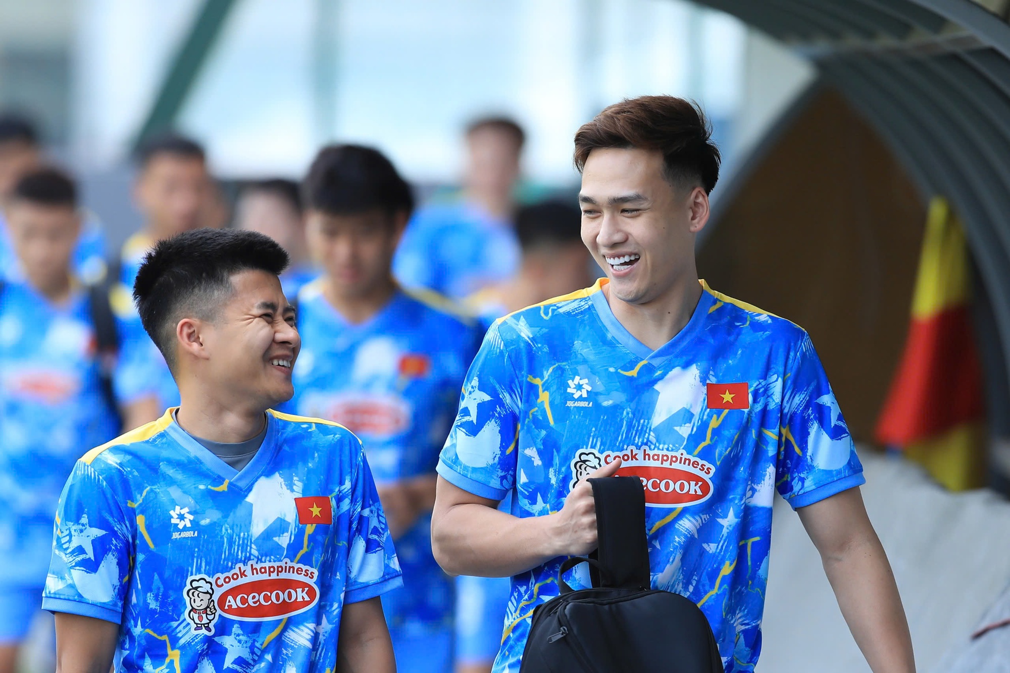 Soi biểu cảm của Văn Hậu ng&agrave;y trở lại tuyển Việt Nam: Visual bố bỉm cực bảnh, tương t&aacute;c với đồng đội g&acirc;y ch&uacute; &yacute;- Ảnh 4.