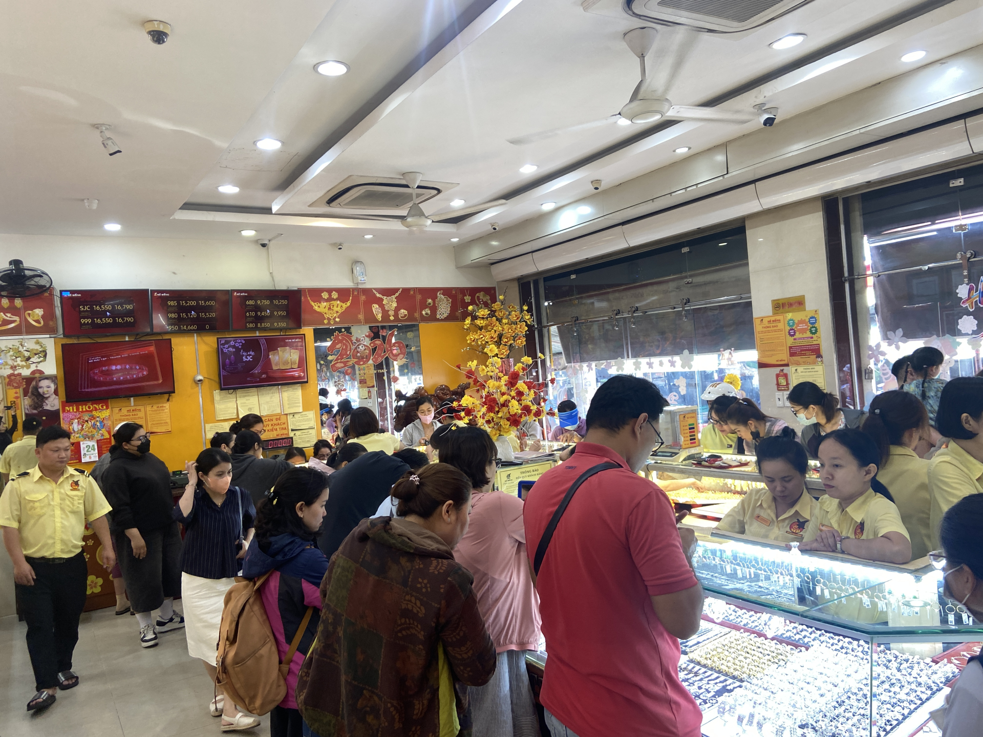 CLIP: Tranh thủ giờ nghỉ, d&acirc;n văn ph&ograve;ng TP.HCM chạy đi mua v&agrave;ng đeo cho đẹp, c&oacute; người lỗ nhanh 1,1 triệu vẫn mua tiếp- Ảnh 2.