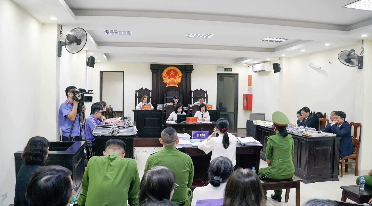 Nữ cựu Hiệu trưởng THCS Ba Đ&igrave;nh hầu to&agrave; v&igrave; thu tiền học th&ecirc;m 15.000 đồng một tiết- Ảnh 1.