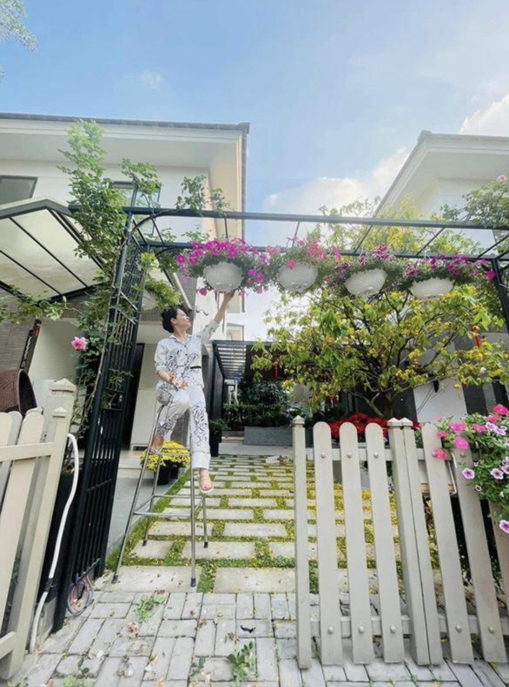 Mẹ đơn th&acirc;n gi&agrave;u nhất Vbiz ở biệt thự 20 tỷ, 40 tuổi tự sinh con, trẻ m&atilde;i kh&ocirc;ng gi&agrave; suốt 15 năm- Ảnh 8.