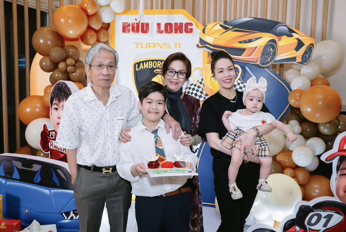 Mẹ đơn th&acirc;n gi&agrave;u nhất Vbiz ở biệt thự 20 tỷ, 40 tuổi tự sinh con, trẻ m&atilde;i kh&ocirc;ng gi&agrave; suốt 15 năm- Ảnh 6.