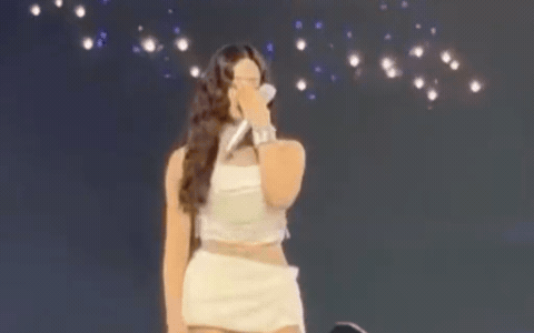 Mỹ nh&acirc;n đẹp nhất thế giới kh&oacute;c nức nở, về qu&ecirc; sau 10 năm bị cấm s&oacute;ng lập tức l&agrave;m n&ecirc;n lịch sử- Ảnh 3.