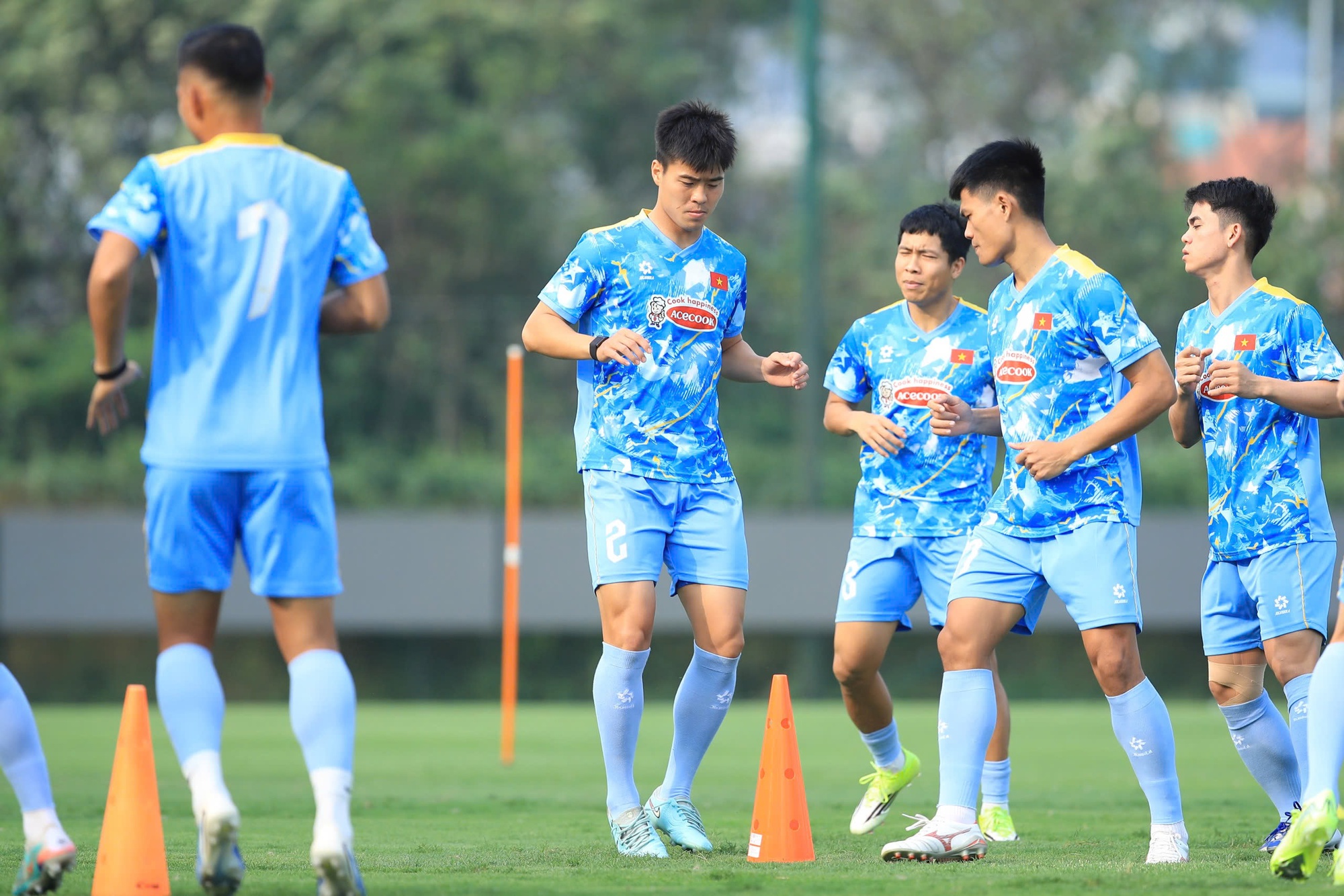 Soi biểu cảm của Văn Hậu ng&agrave;y trở lại tuyển Việt Nam: Visual bố bỉm cực bảnh, tương t&aacute;c với đồng đội g&acirc;y ch&uacute; &yacute;- Ảnh 13.