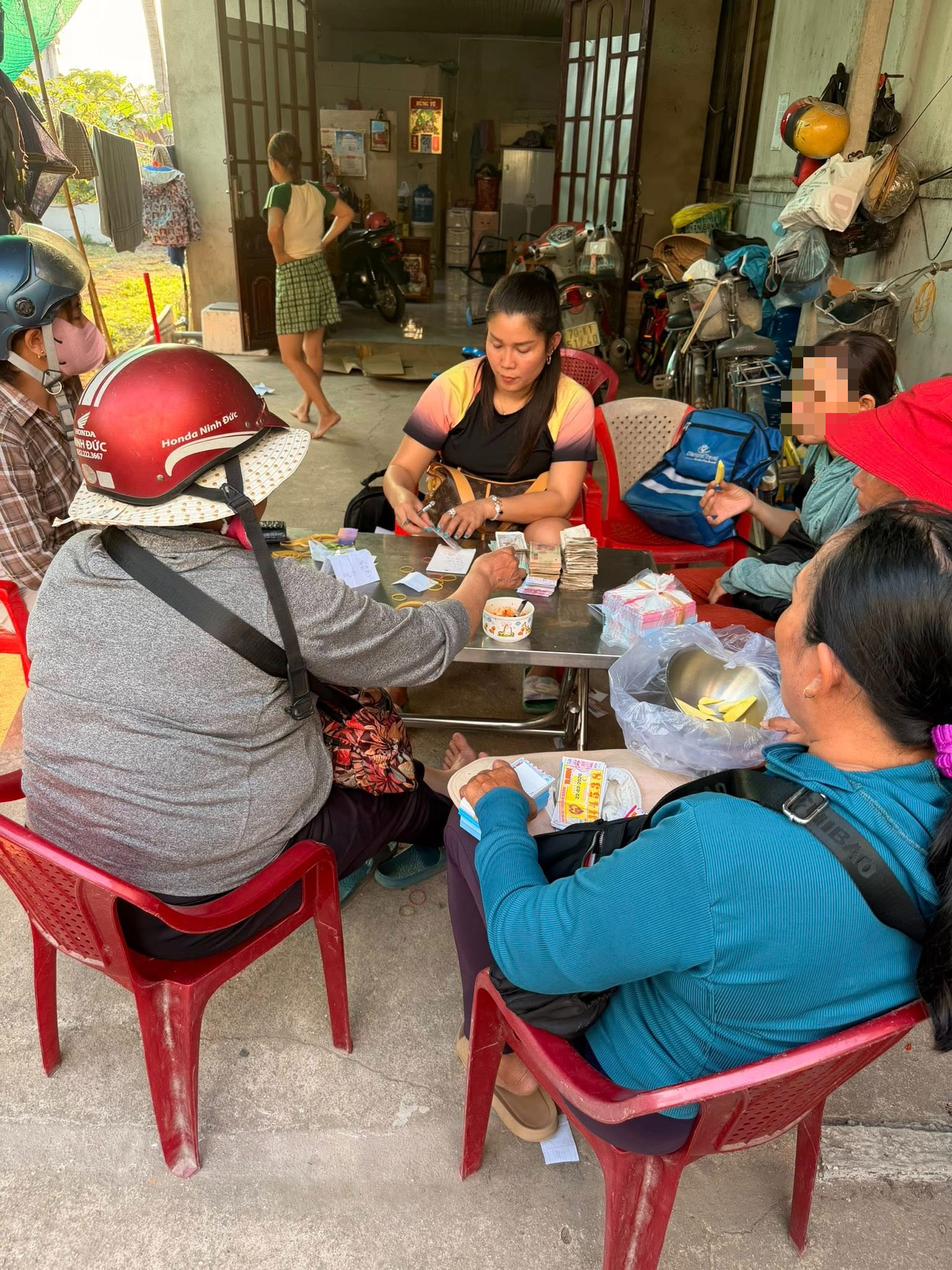 Lộ diện 4 đại l&yacute; li&ecirc;n tục đổi thưởng giải độc đắc xổ số miền Nam- Ảnh 3.