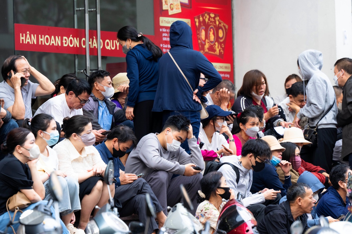 Cảnh lạ s&aacute;ng sớm ở H&agrave; Nội: Xếp h&agrave;ng k&iacute;n cầu thang mua v&agrave;ng khi gi&aacute; hạ, lo việc cưới xin cho con trai n&ecirc;n cố gắng chen ch&acirc;n- Ảnh 6.