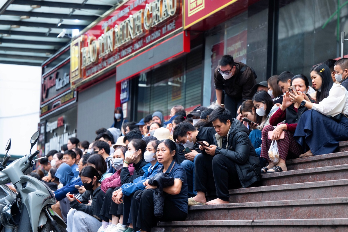 Cảnh lạ s&aacute;ng sớm ở H&agrave; Nội: Xếp h&agrave;ng k&iacute;n cầu thang mua v&agrave;ng khi gi&aacute; hạ, lo việc cưới xin cho con trai n&ecirc;n cố gắng chen ch&acirc;n- Ảnh 4.