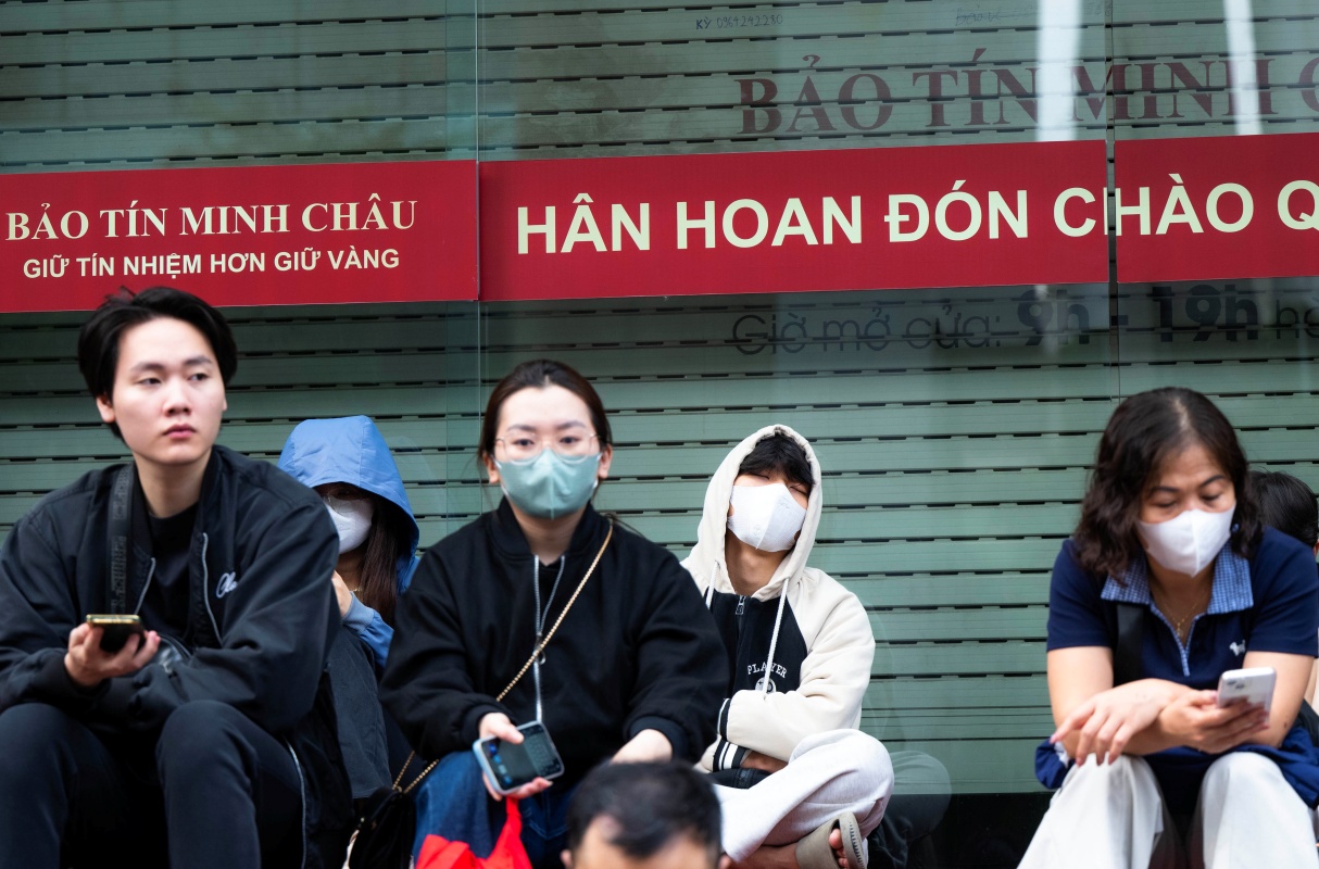 Cảnh lạ s&aacute;ng sớm ở H&agrave; Nội: Xếp h&agrave;ng k&iacute;n cầu thang mua v&agrave;ng khi gi&aacute; hạ, lo việc cưới xin cho con trai n&ecirc;n cố gắng chen ch&acirc;n- Ảnh 10.