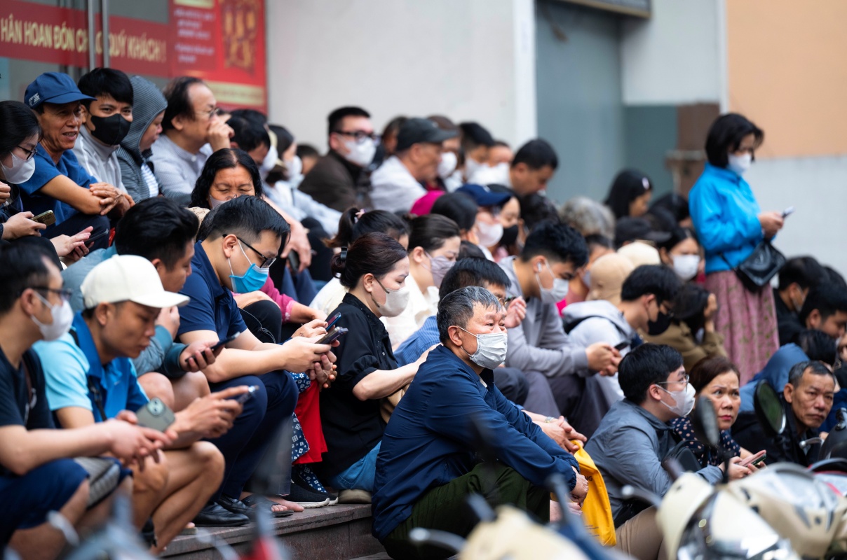 Cảnh lạ s&aacute;ng sớm ở H&agrave; Nội: Xếp h&agrave;ng k&iacute;n cầu thang mua v&agrave;ng khi gi&aacute; hạ, lo việc cưới xin cho con trai n&ecirc;n cố gắng chen ch&acirc;n- Ảnh 8.