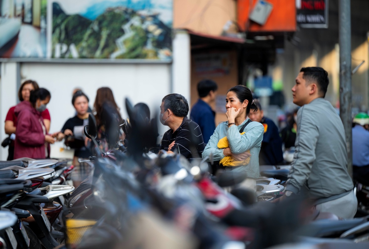 Cảnh lạ s&aacute;ng sớm ở H&agrave; Nội: Xếp h&agrave;ng k&iacute;n cầu thang mua v&agrave;ng khi gi&aacute; hạ, lo việc cưới xin cho con trai n&ecirc;n cố gắng chen ch&acirc;n- Ảnh 13.