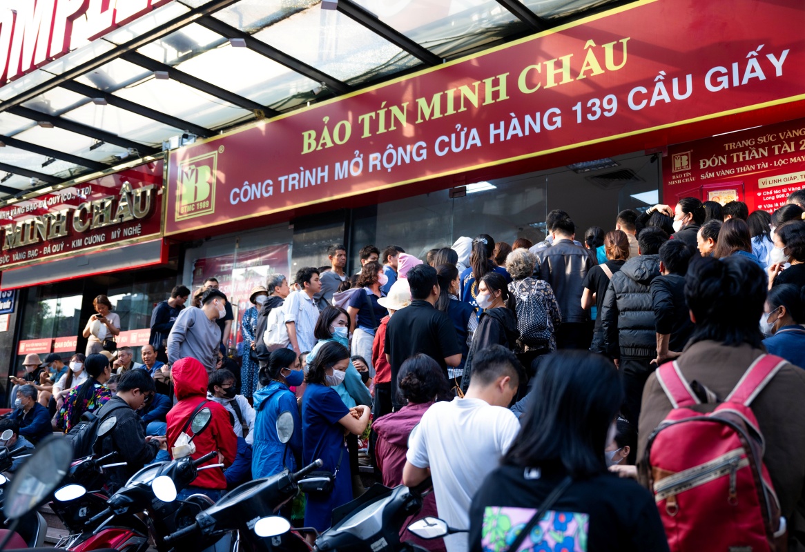 Cảnh lạ s&aacute;ng sớm ở H&agrave; Nội: Xếp h&agrave;ng k&iacute;n cầu thang mua v&agrave;ng khi gi&aacute; hạ, lo việc cưới xin cho con trai n&ecirc;n cố gắng chen ch&acirc;n- Ảnh 2.