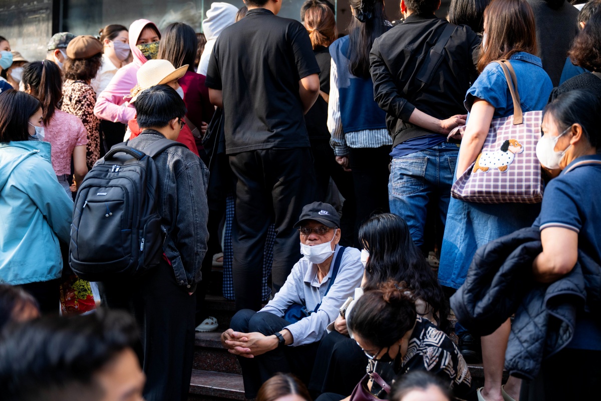 Cảnh lạ s&aacute;ng sớm ở H&agrave; Nội: Xếp h&agrave;ng k&iacute;n cầu thang mua v&agrave;ng khi gi&aacute; hạ, lo việc cưới xin cho con trai n&ecirc;n cố gắng chen ch&acirc;n- Ảnh 5.