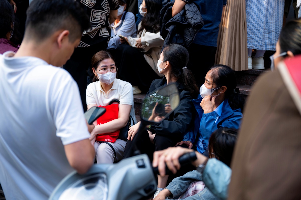 Cảnh lạ s&aacute;ng sớm ở H&agrave; Nội: Xếp h&agrave;ng k&iacute;n cầu thang mua v&agrave;ng khi gi&aacute; hạ, lo việc cưới xin cho con trai n&ecirc;n cố gắng chen ch&acirc;n- Ảnh 12.