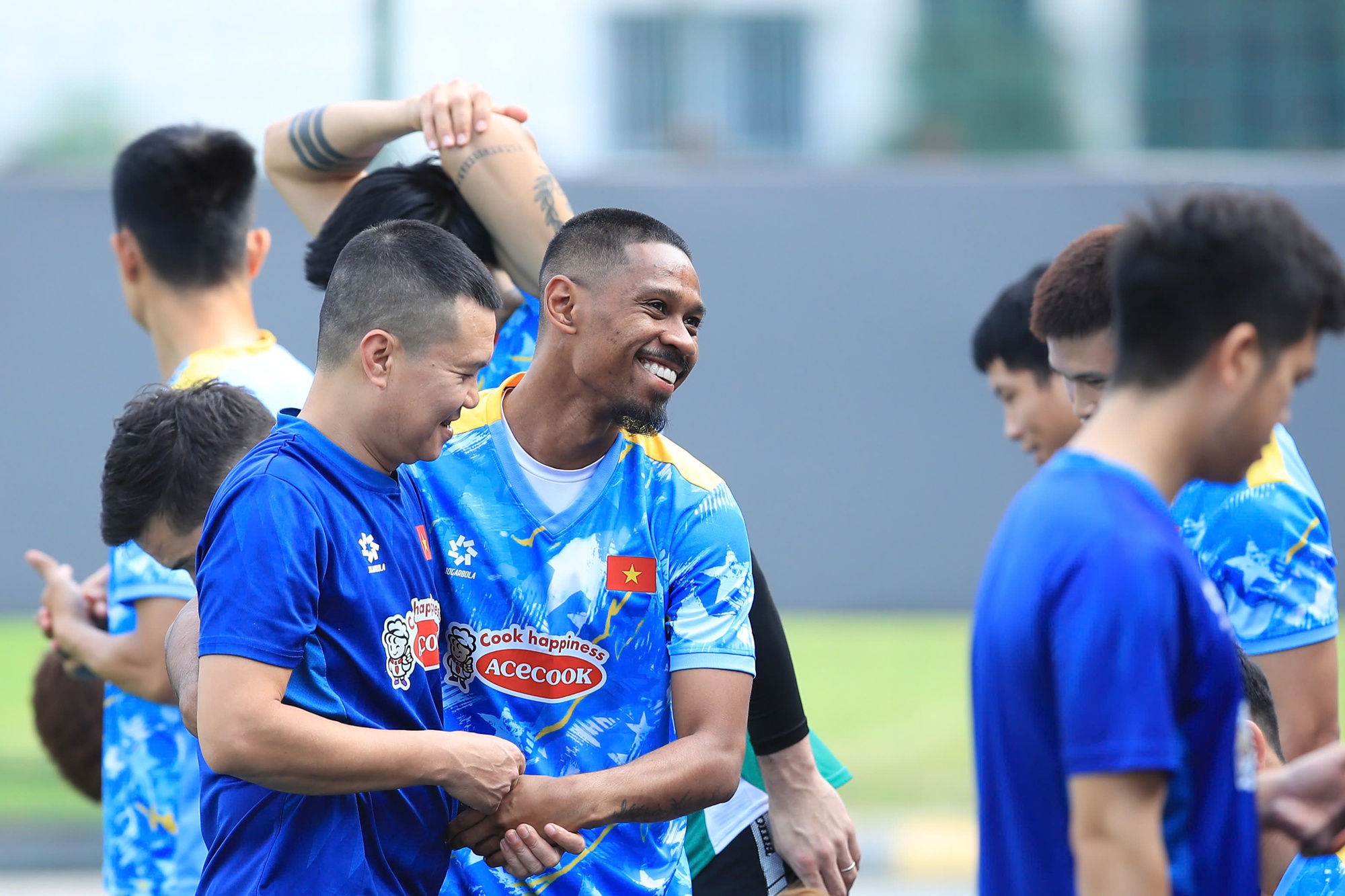 Soi biểu cảm của Văn Hậu ng&agrave;y trở lại tuyển Việt Nam: Visual bố bỉm cực bảnh, tương t&aacute;c với đồng đội g&acirc;y ch&uacute; &yacute;- Ảnh 10.