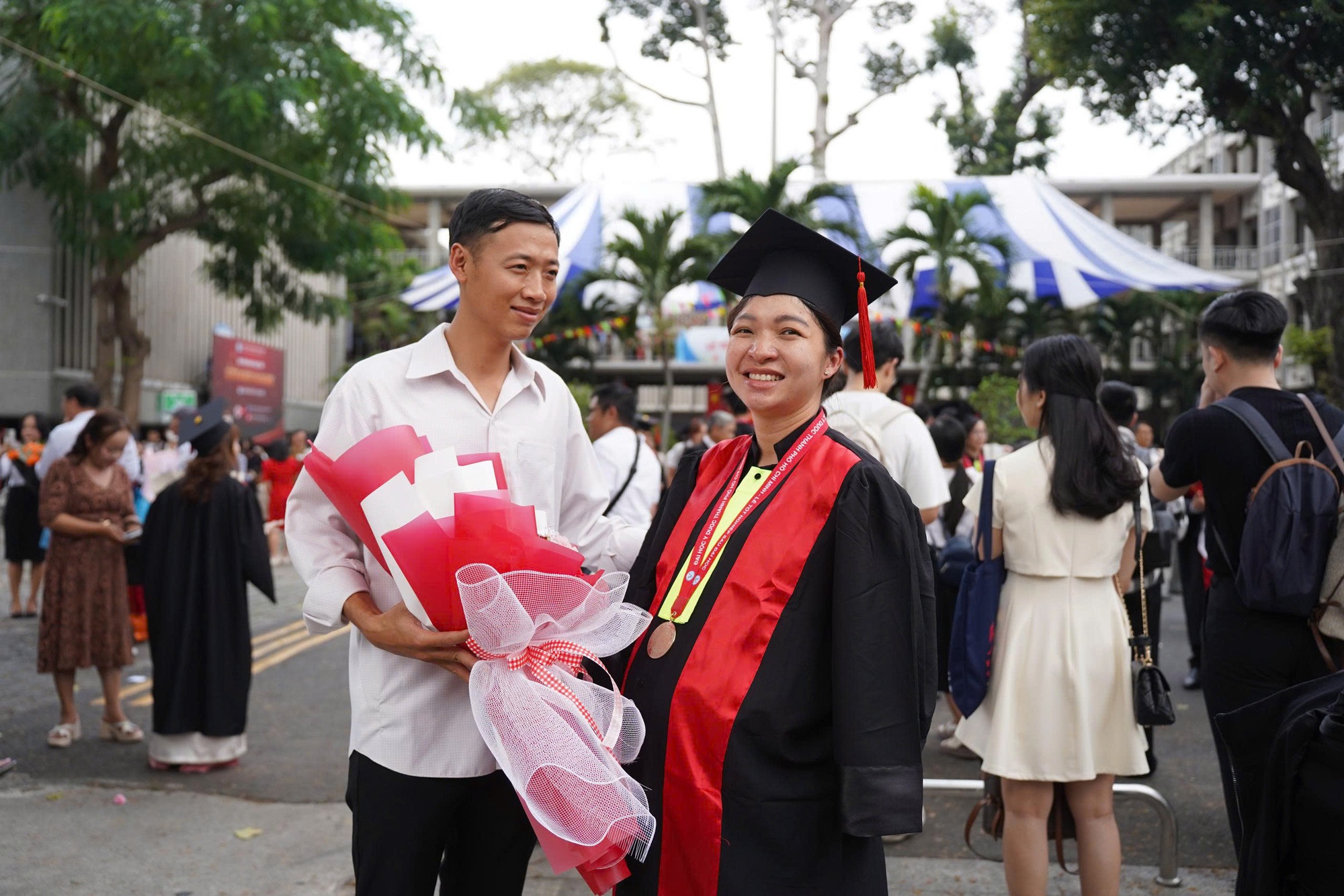 Nữ b&aacute;c sĩ bầu đ&ocirc;i hơn 8 th&aacute;ng vượt 250km nhận bằng: "3 mẹ con c&ugrave;ng tốt nghiệp" g&acirc;y x&uacute;c động- Ảnh 2.