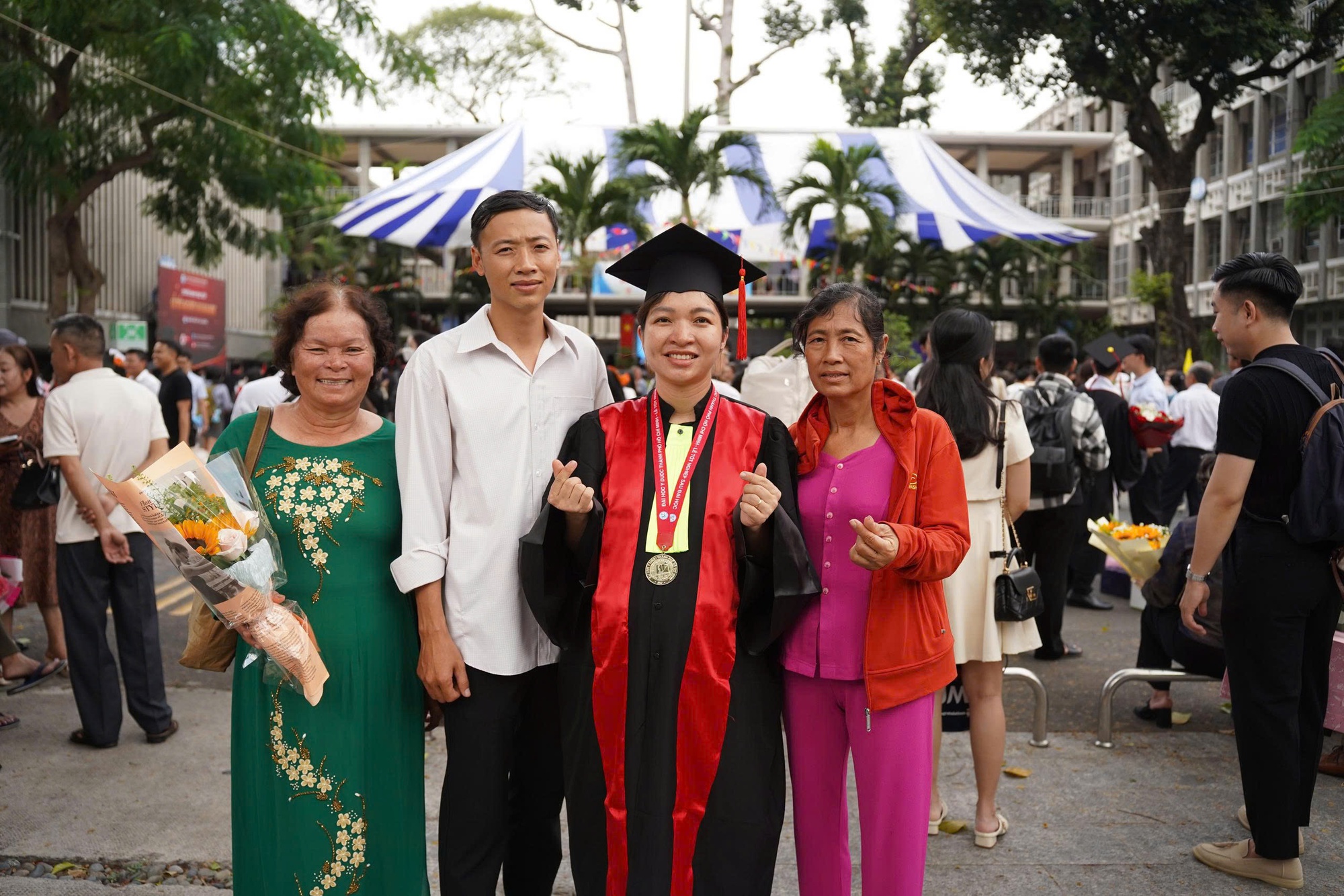 Nữ b&aacute;c sĩ bầu đ&ocirc;i hơn 8 th&aacute;ng vượt 250km nhận bằng: "3 mẹ con c&ugrave;ng tốt nghiệp" g&acirc;y x&uacute;c động- Ảnh 3.