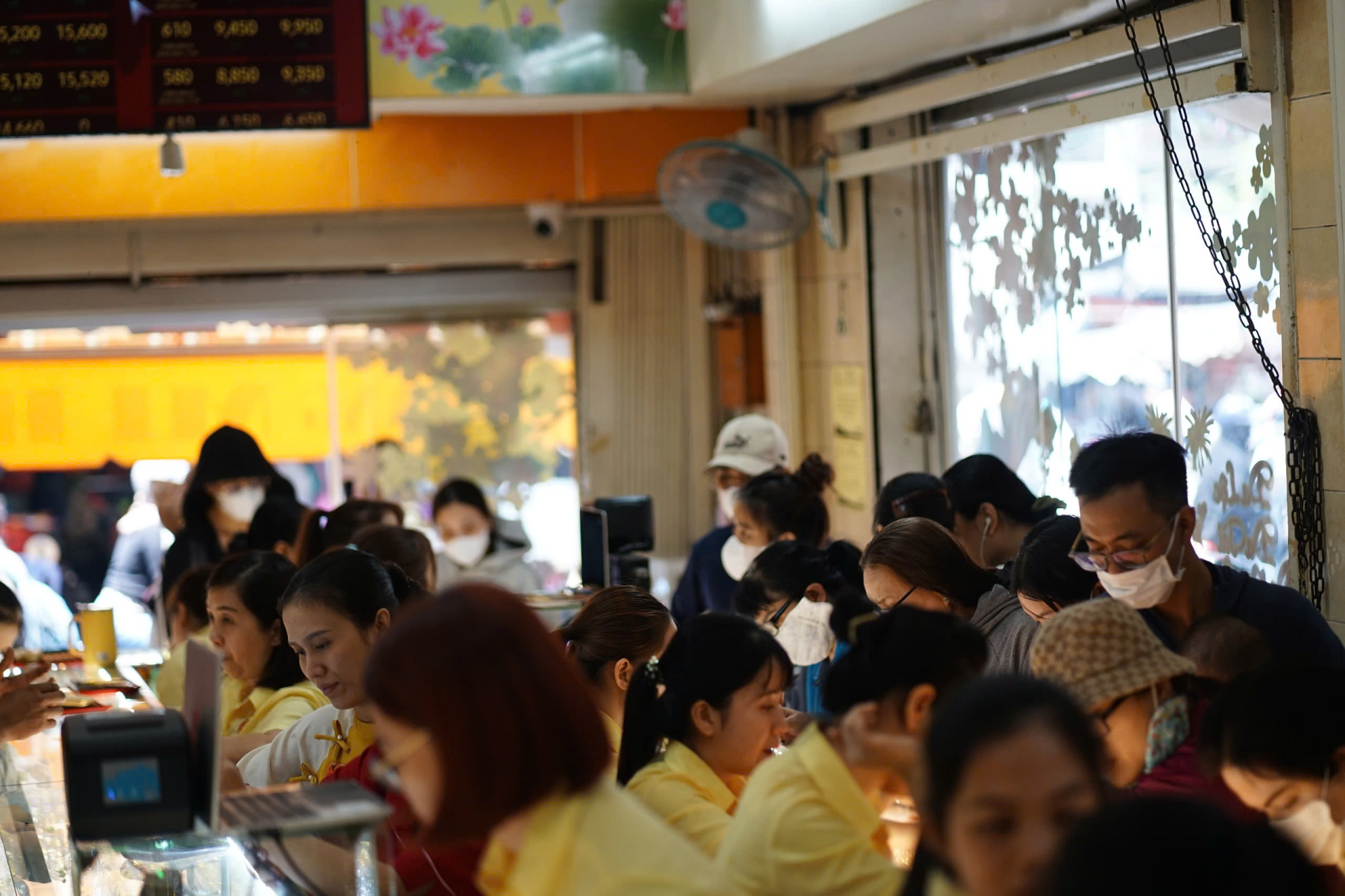 CLIP: Tranh thủ giờ nghỉ, d&acirc;n văn ph&ograve;ng TP.HCM chạy đi mua v&agrave;ng đeo cho đẹp, c&oacute; người lỗ nhanh 1,1 triệu vẫn mua tiếp- Ảnh 1.