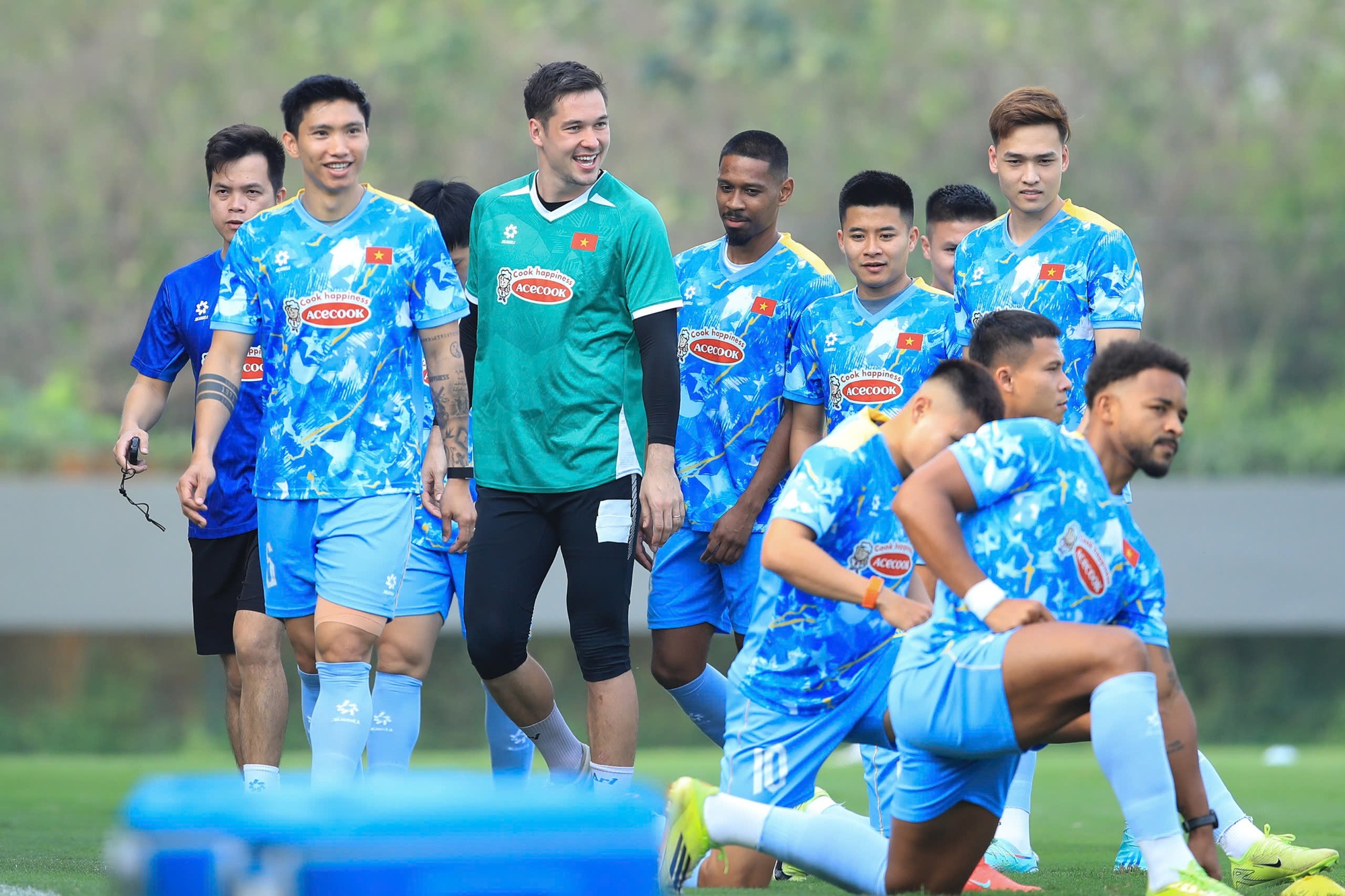 Soi biểu cảm của Văn Hậu ng&agrave;y trở lại tuyển Việt Nam: Visual bố bỉm cực bảnh, tương t&aacute;c với đồng đội g&acirc;y ch&uacute; &yacute;- Ảnh 8.