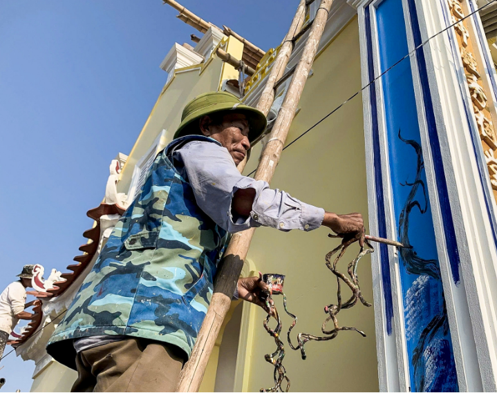 Họa sĩ Việt lập kỷ lục Guinness với bộ m&oacute;ng tay d&agrave;i gần 6m- Ảnh 4.