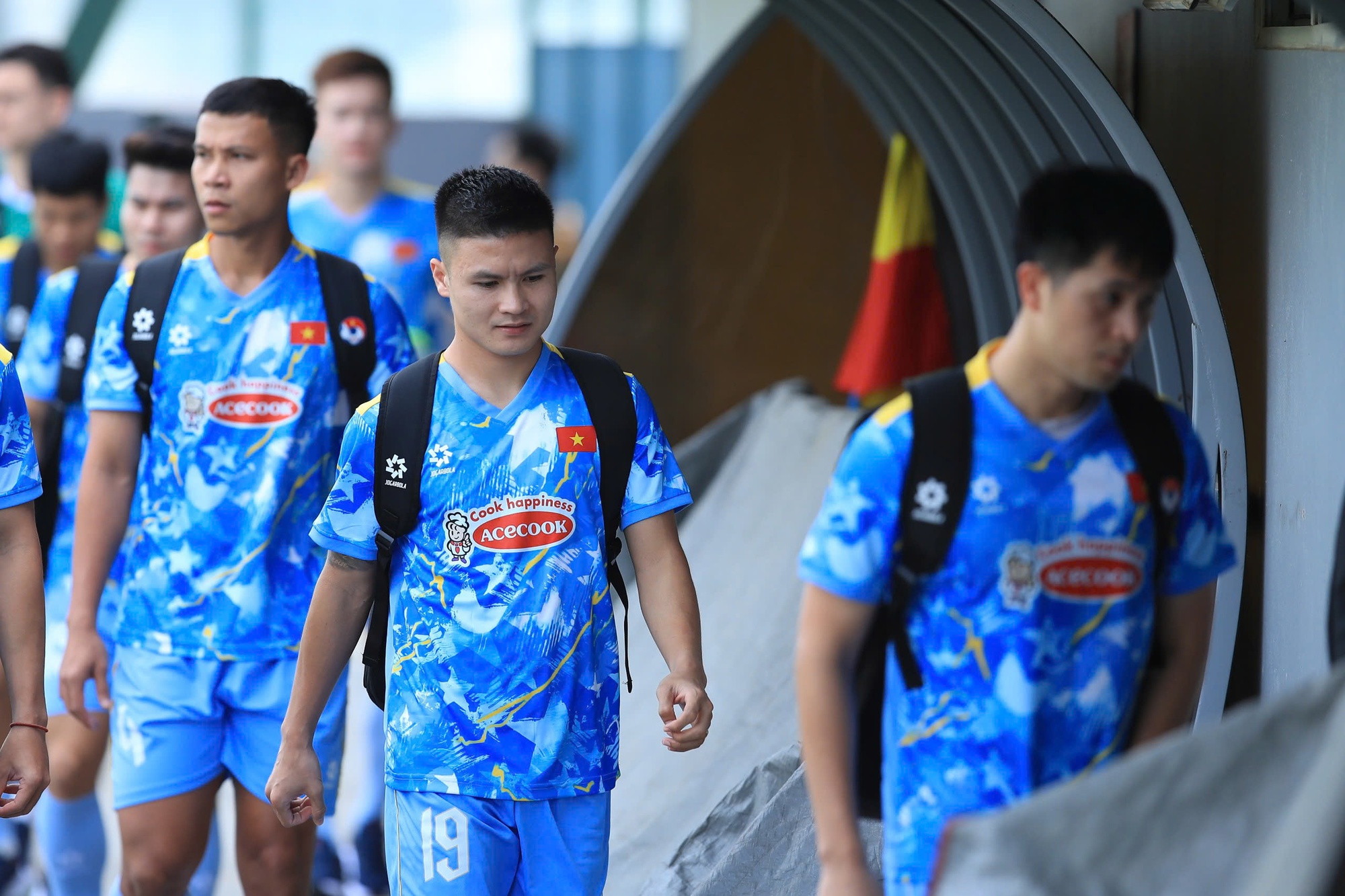 Soi biểu cảm của Văn Hậu ng&agrave;y trở lại tuyển Việt Nam: Visual bố bỉm cực bảnh, tương t&aacute;c với đồng đội g&acirc;y ch&uacute; &yacute;- Ảnh 3.