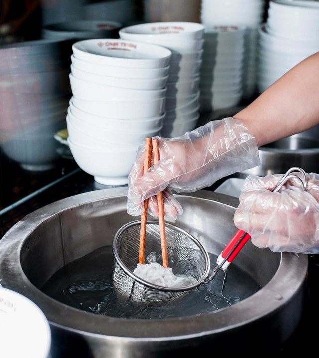 Kh&aacute;ch T&acirc;y tiếc nuối khi ăn một m&oacute;n Việt ở Mỹ, nhận x&eacute;t: "Thật kh&oacute; khăn l&agrave;m sao!"- Ảnh 3.