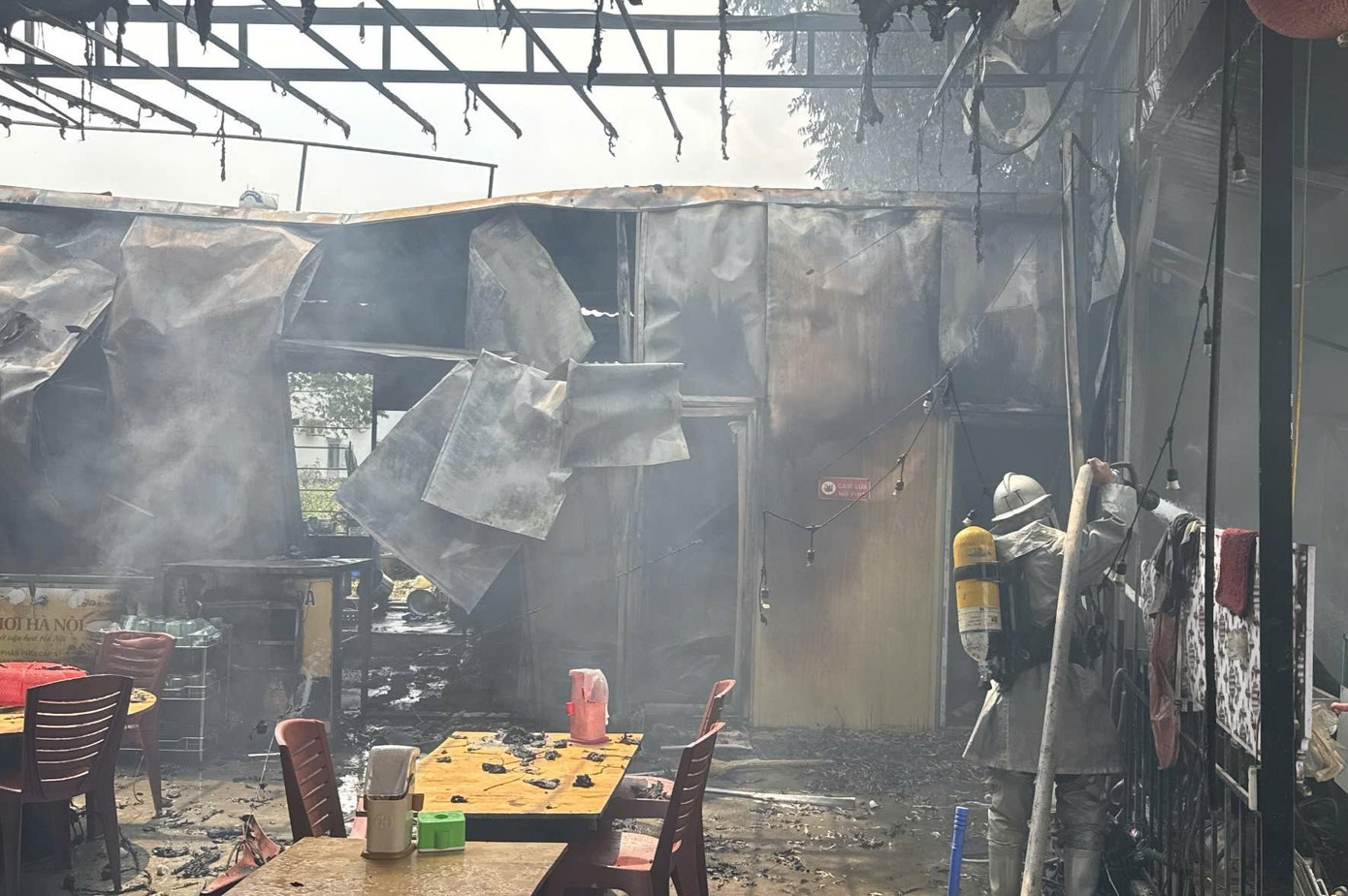 H&agrave; Nội: Lửa b&ugrave;ng dữ dội tại ng&ocirc;i nh&agrave; 7 tầng tr&ecirc;n đường Lĩnh Nam- Ảnh 4.