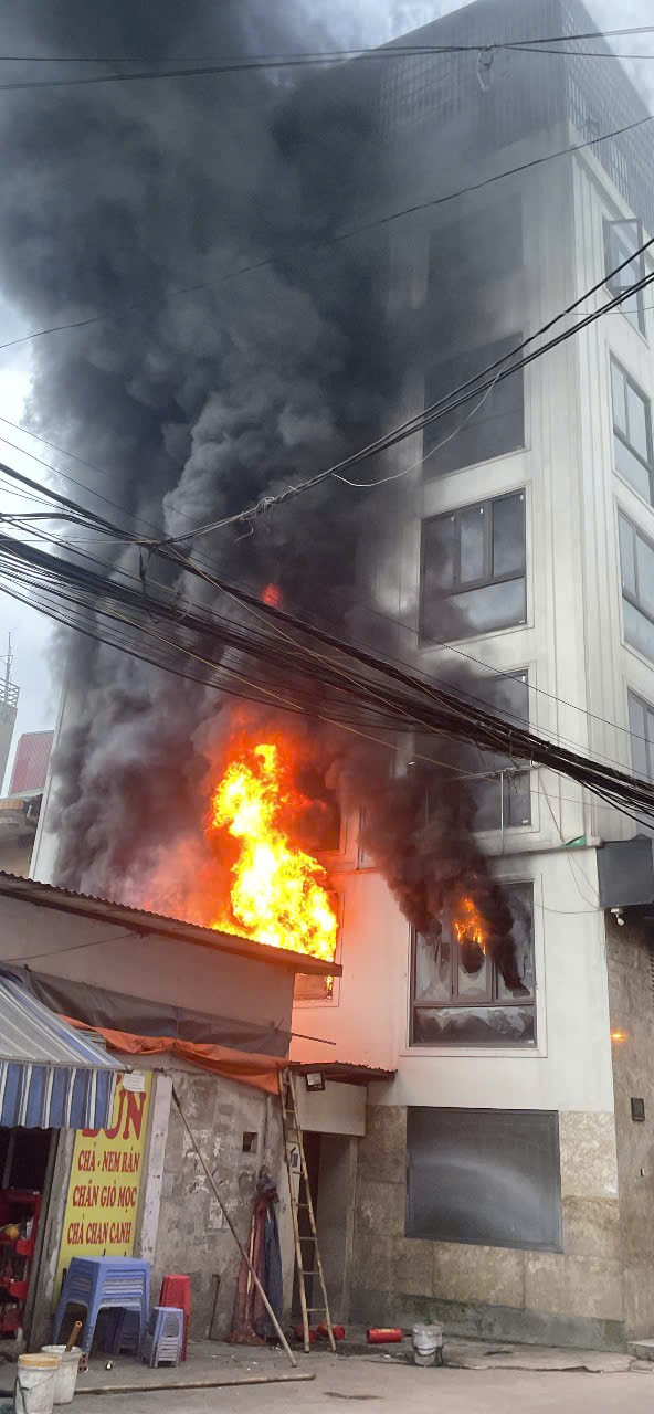 H&agrave; Nội: Lửa b&ugrave;ng dữ dội tại ng&ocirc;i nh&agrave; 7 tầng tr&ecirc;n đường Lĩnh Nam- Ảnh 1.