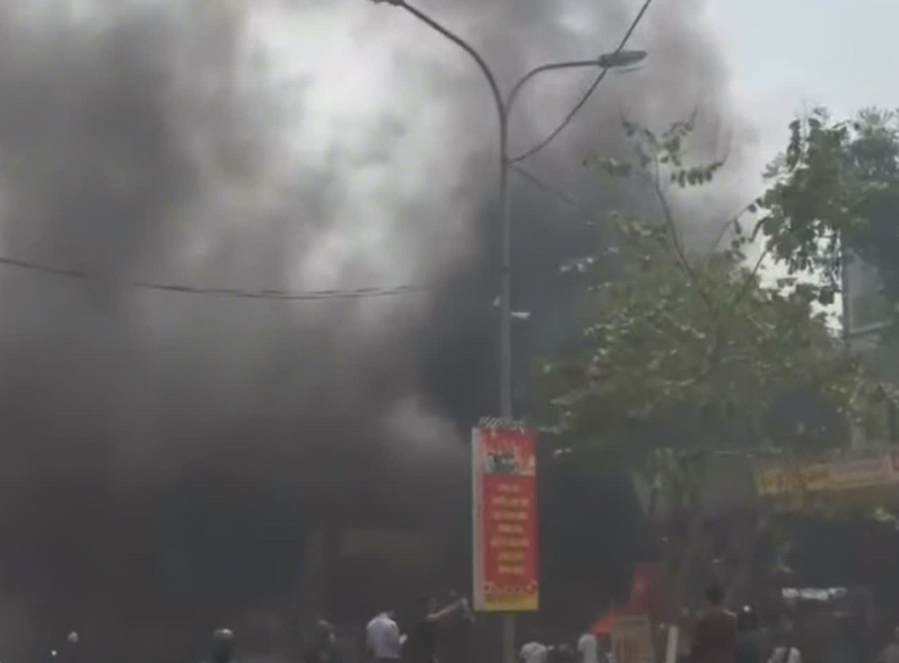 H&agrave; Nội: Lửa b&ugrave;ng dữ dội tại ng&ocirc;i nh&agrave; 7 tầng tr&ecirc;n đường Lĩnh Nam- Ảnh 2.