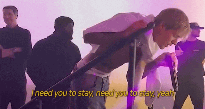 Nam ca sĩ say xỉn đến mức kh&ocirc;ng thể đứng vững, h&aacute;t qu&ecirc;n cả lời nhưng giọng live th&igrave; kh&ocirc;ng điểm n&agrave;o ch&ecirc;- Ảnh 1.