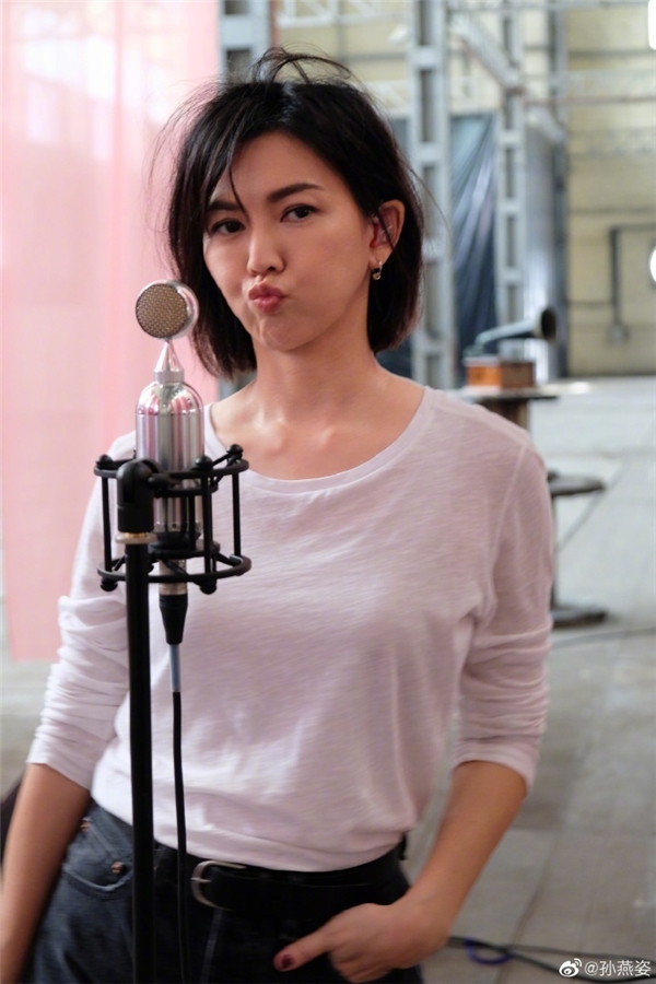 Showbiz c&oacute; một nữ thần đại diện cả nước h&aacute;t 4 ca kh&uacute;c Olympic lịch sử, 18 tuổi được Học viện Ho&agrave;ng gia trao thưởng- Ảnh 3.