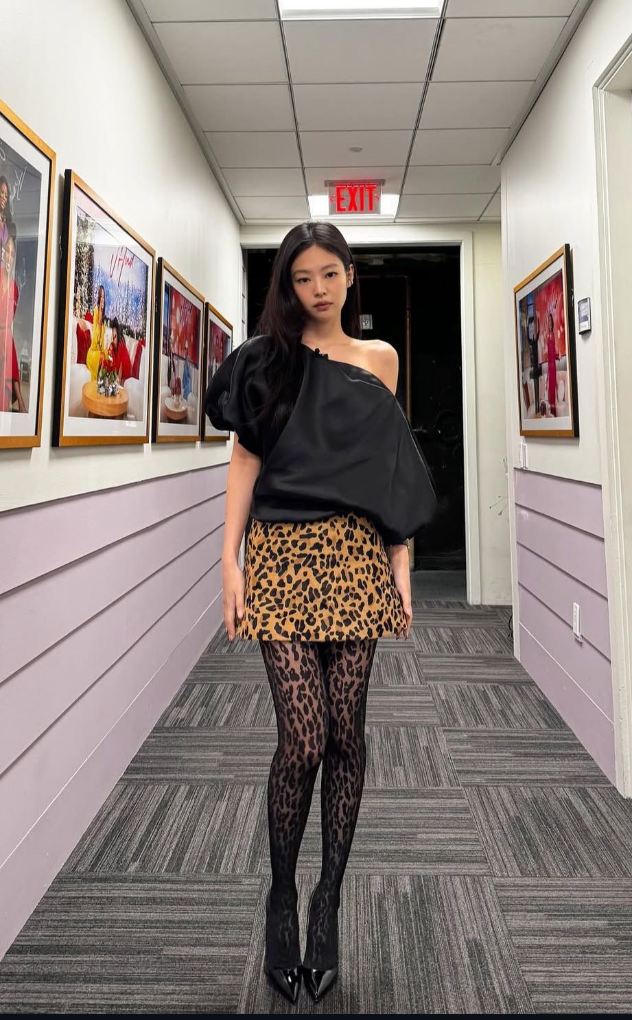 &Aacute;o Jennie mặc năm 2025 bỗng hot qu&aacute; trời: Bản dupe "ch&aacute;y h&agrave;ng" li&ecirc;n tục, ph&aacute;p sư Trung Hoa kh&ocirc;ng kịp sản xuất- Ảnh 4.