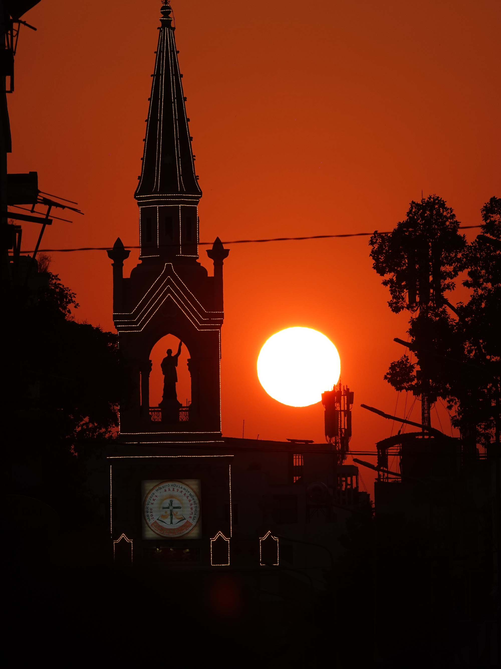 Chuyện của những người rủ nhau đi "nhặt" &aacute;nh ho&agrave;ng h&ocirc;n rơi tr&ecirc;n th&aacute;nh gi&aacute; Nh&agrave; thờ Chợ Lớn- Ảnh 1.